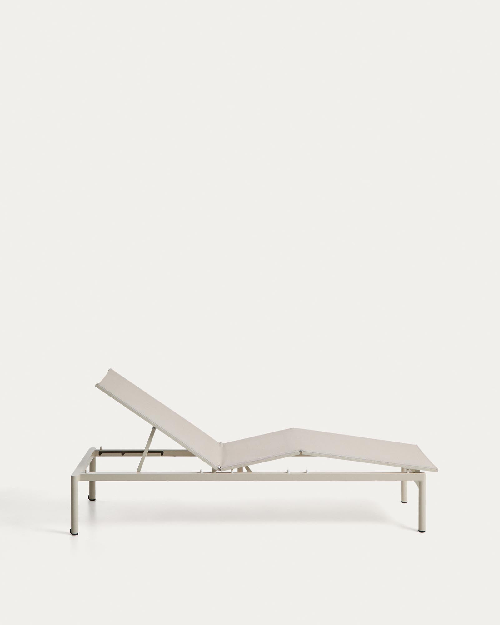 Stapelbare Sonnenliege Lesina aus Aluminium und ecrufarbenem Texteline in Taupe präsentiert im Onlineshop von KAQTU Design AG. Liegestuhl ist von Kave Home