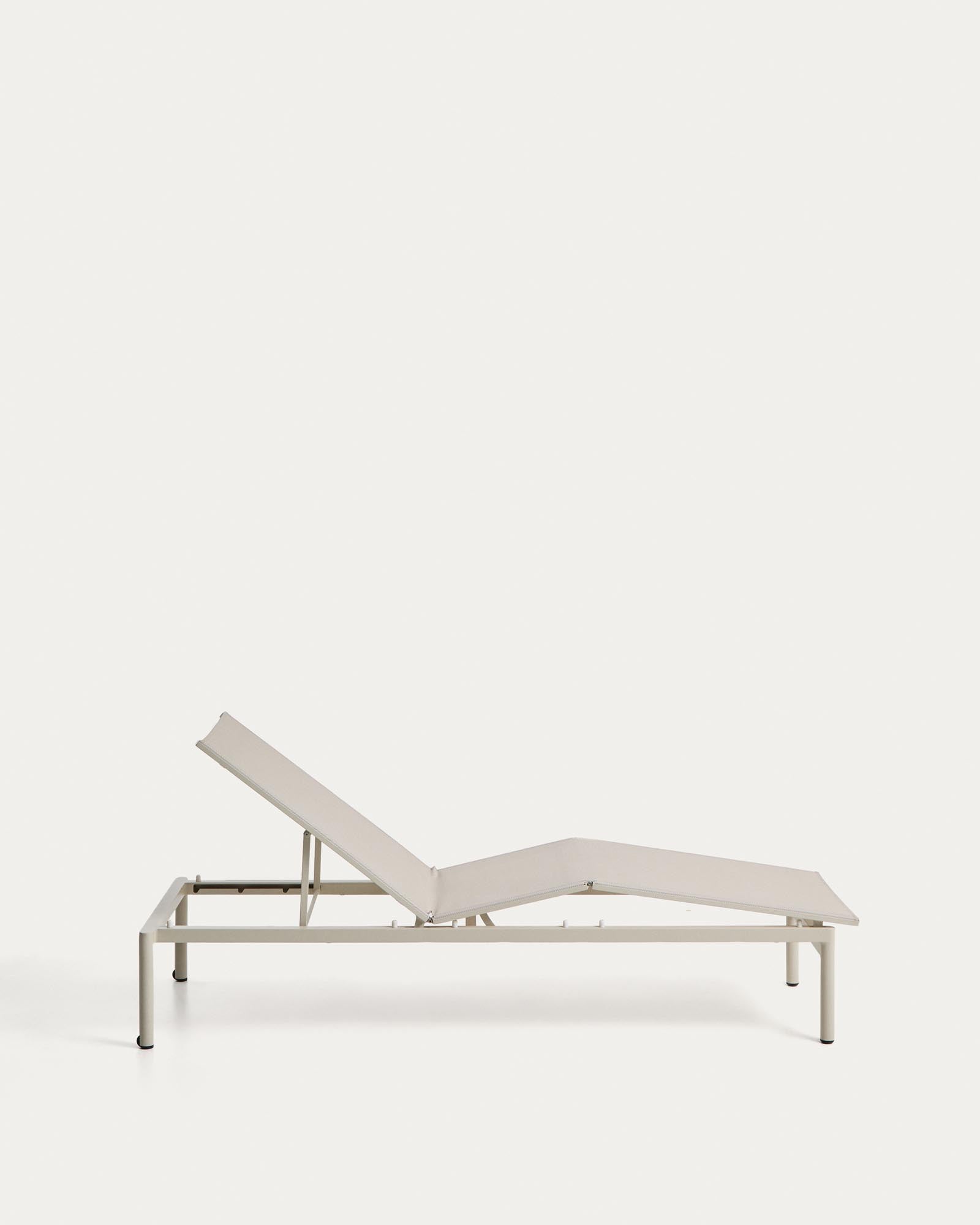 Stapelbare Sonnenliege Lesina aus Aluminium und ecrufarbenem Texteline in Taupe präsentiert im Onlineshop von KAQTU Design AG. Liegestuhl ist von Kave Home