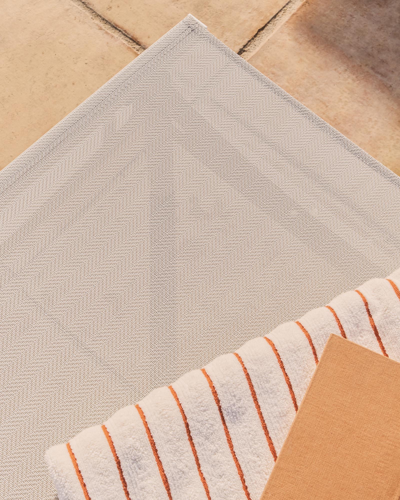 Stapelbare Sonnenliege Lesina aus Aluminium und ecrufarbenem Texteline in Taupe präsentiert im Onlineshop von KAQTU Design AG. Liegestuhl ist von Kave Home