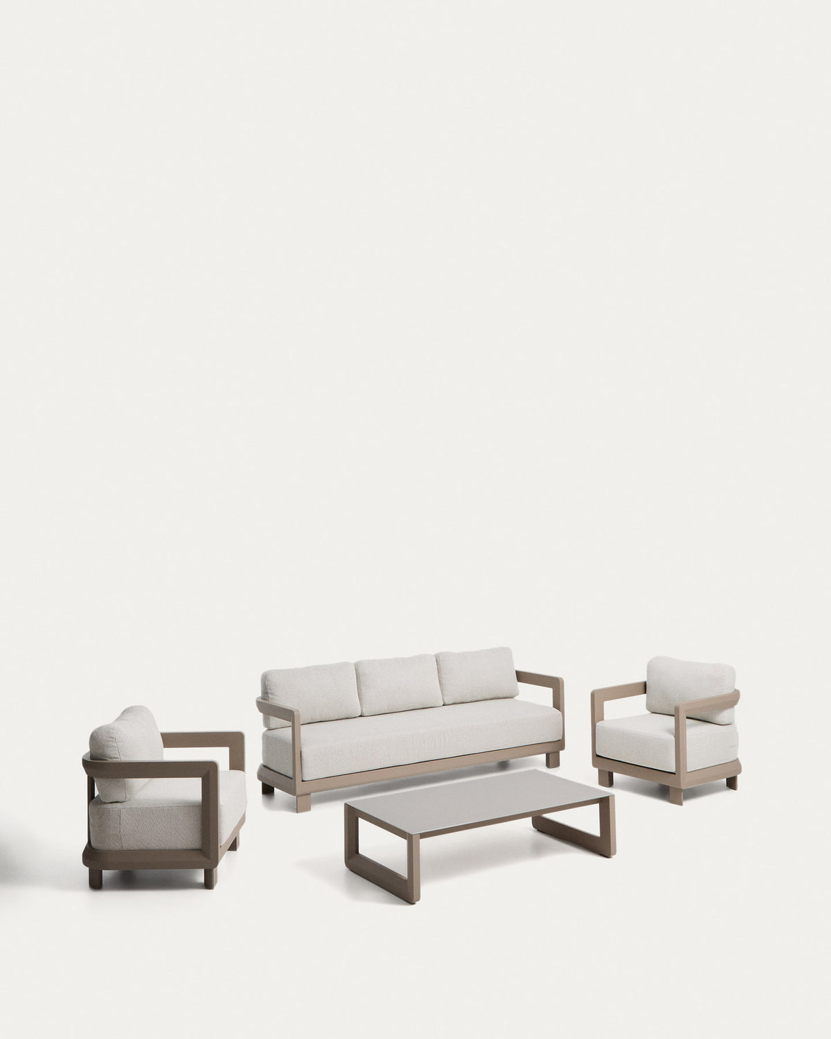Set Nerano mit 3-Sitzer-Sofa, 2 Sesseln und Couchtisch aus gehärtetem Glas und Aluminium in Taupe in Taupe, Beige, Ecru präsentiert im Onlineshop von KAQTU Design AG. Loungeset ist von Kave Home