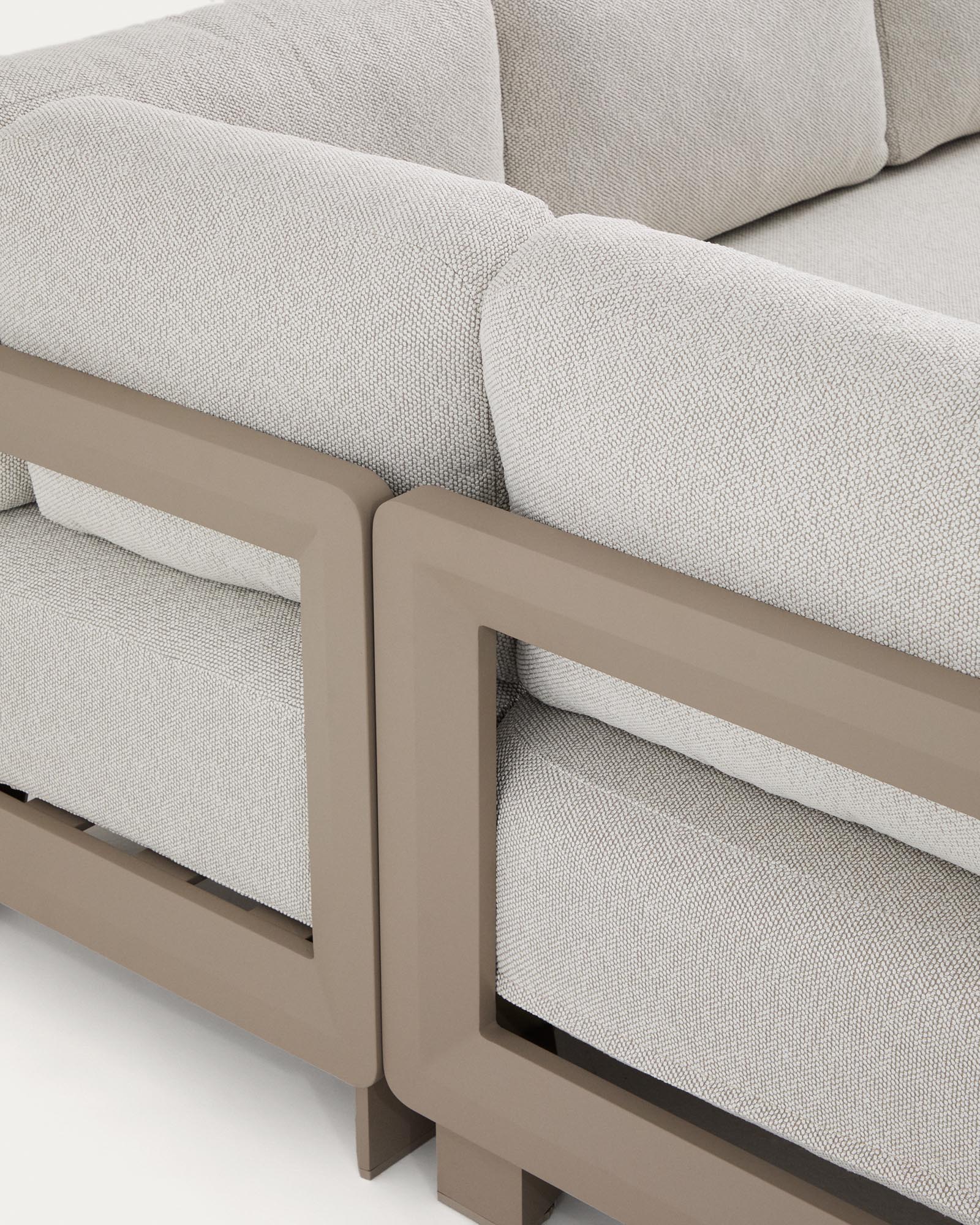 Modernes Loungeset Nerano in Taupe, bestehend aus einem 5-Sitzer-Ecksofa, einem Sessel und einem eleganten Couchtisch aus gehärtetem Glas.