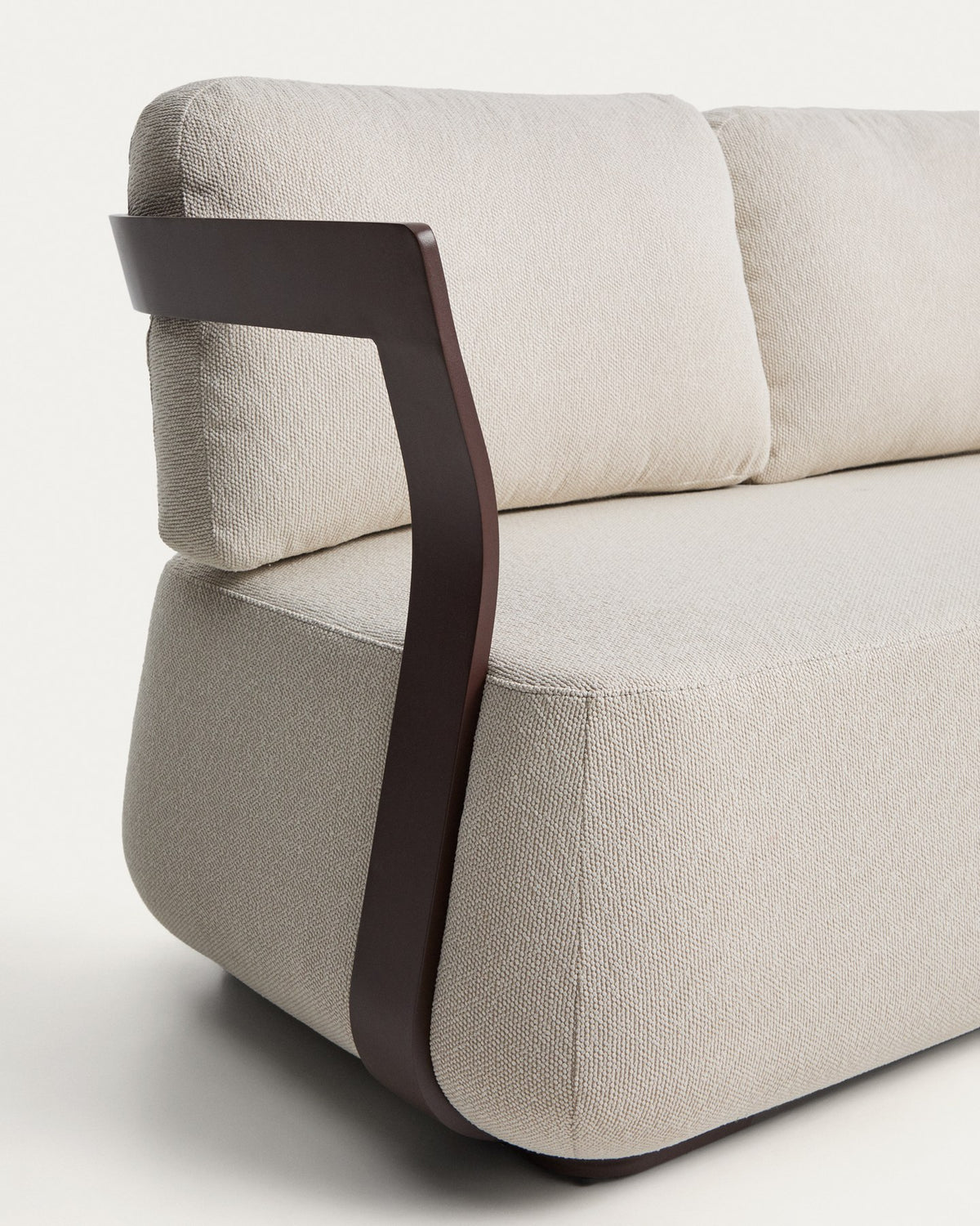 Braunes Loungeset Tamaris von Kave Home mit 3-Sitzer-Sofa und zwei Sesseln aus Aluminium, Sitzkissen in Beige, für Innen- und Aussenbereich.