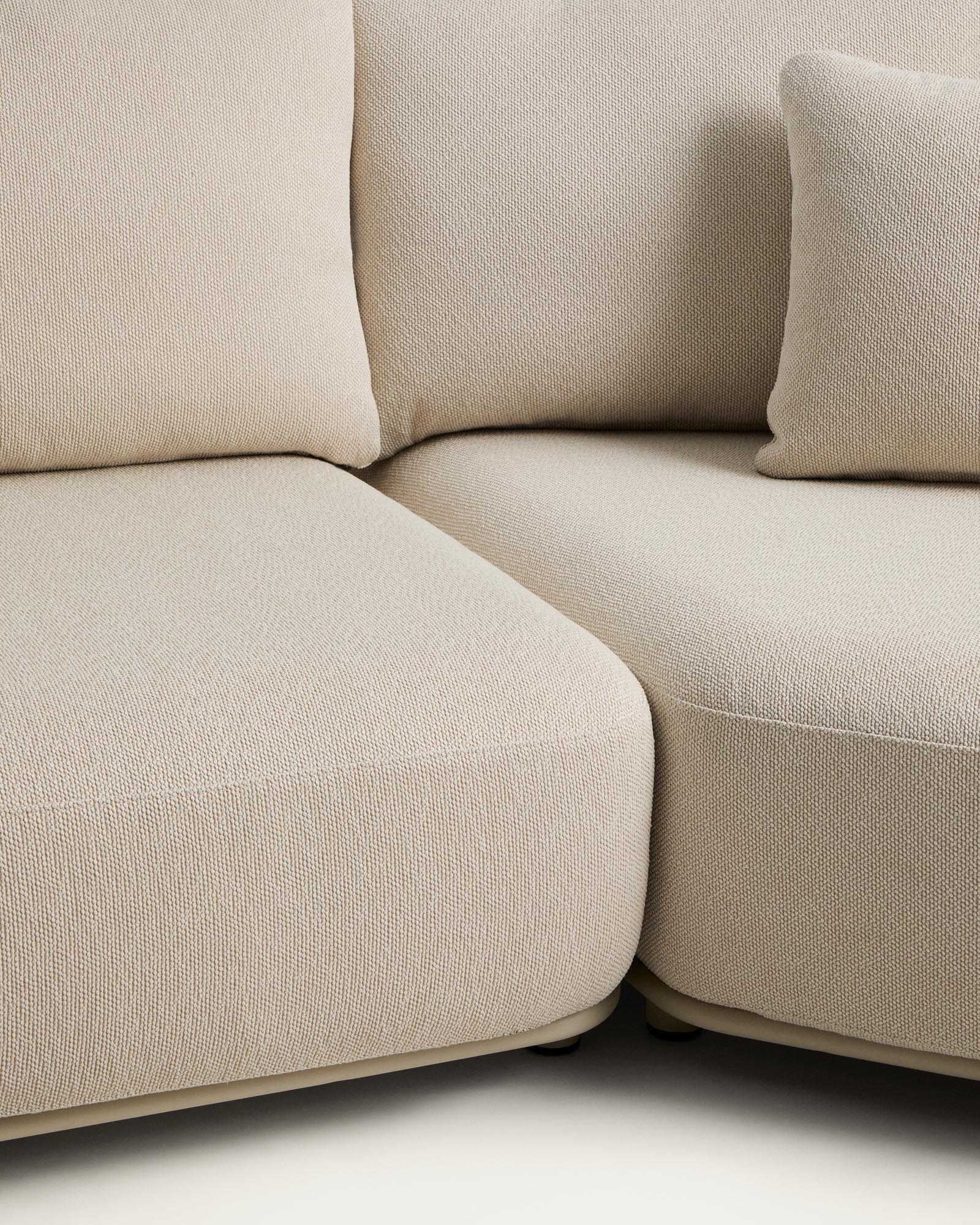 Elegantes Ecru 2-Sitzer-Sofa Osani mit geschwungenem Aluminiumrahmen und taupefarbenem Seil, ideal für stilvolle Lounges.