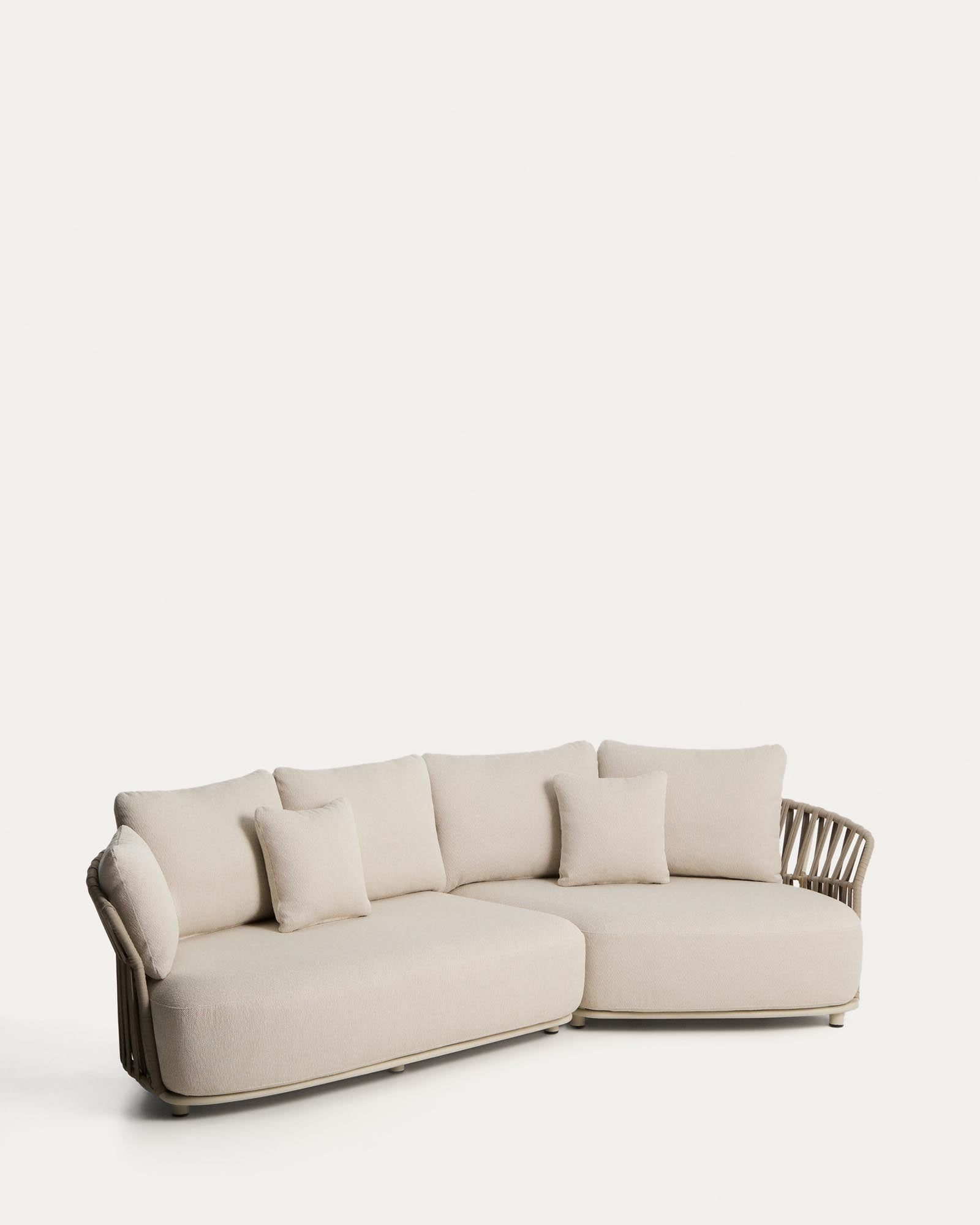 Modernes 2-Sitzer-Sofa Osani in Ecrufarbe, kombiniert mit geschwungenem Aluminium und taupefarbenem Seil, perfekt für entspannte Lounge-Bereiche.