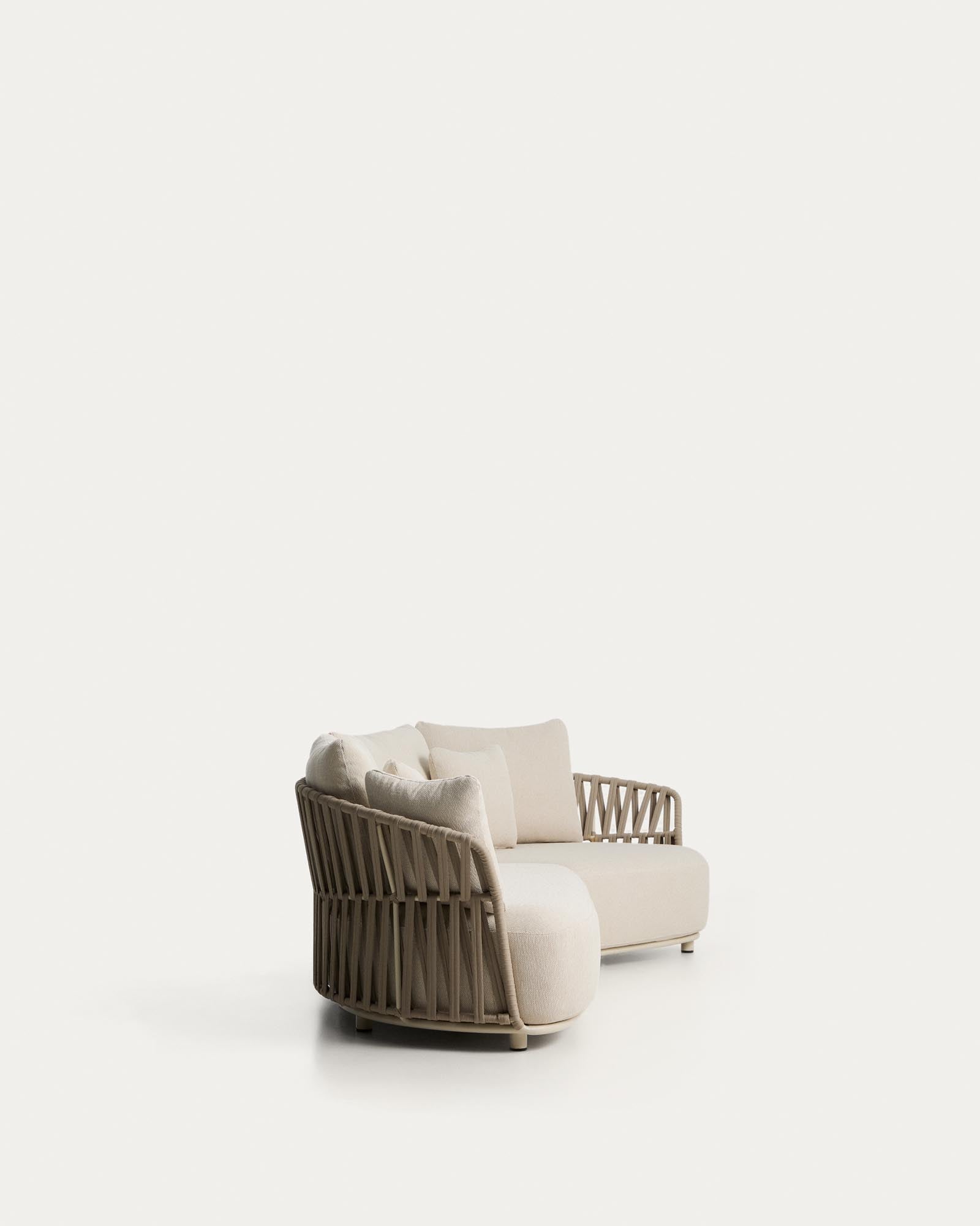 Modernes 2-Sitzer-Sofa Osani in sanften Ecrutönen, kombiniert mit geschwungenem Aluminium und taupefarbenem Seil für eine stilvolle Lounge-Atmosphäre.