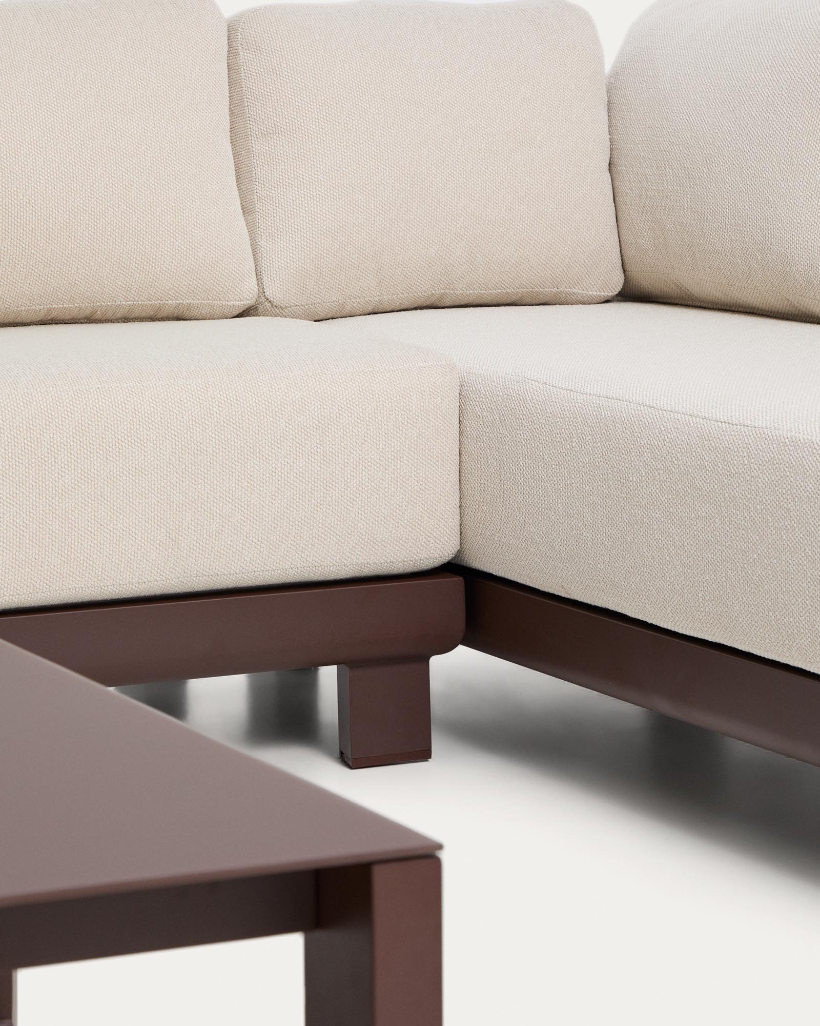 Elegantes Loungeset Nerano mit 5-Sitzer-Ecksofa und stilvollem Couchtisch aus gehärtetem Glas und braunem Aluminium für entspannte Stunden.