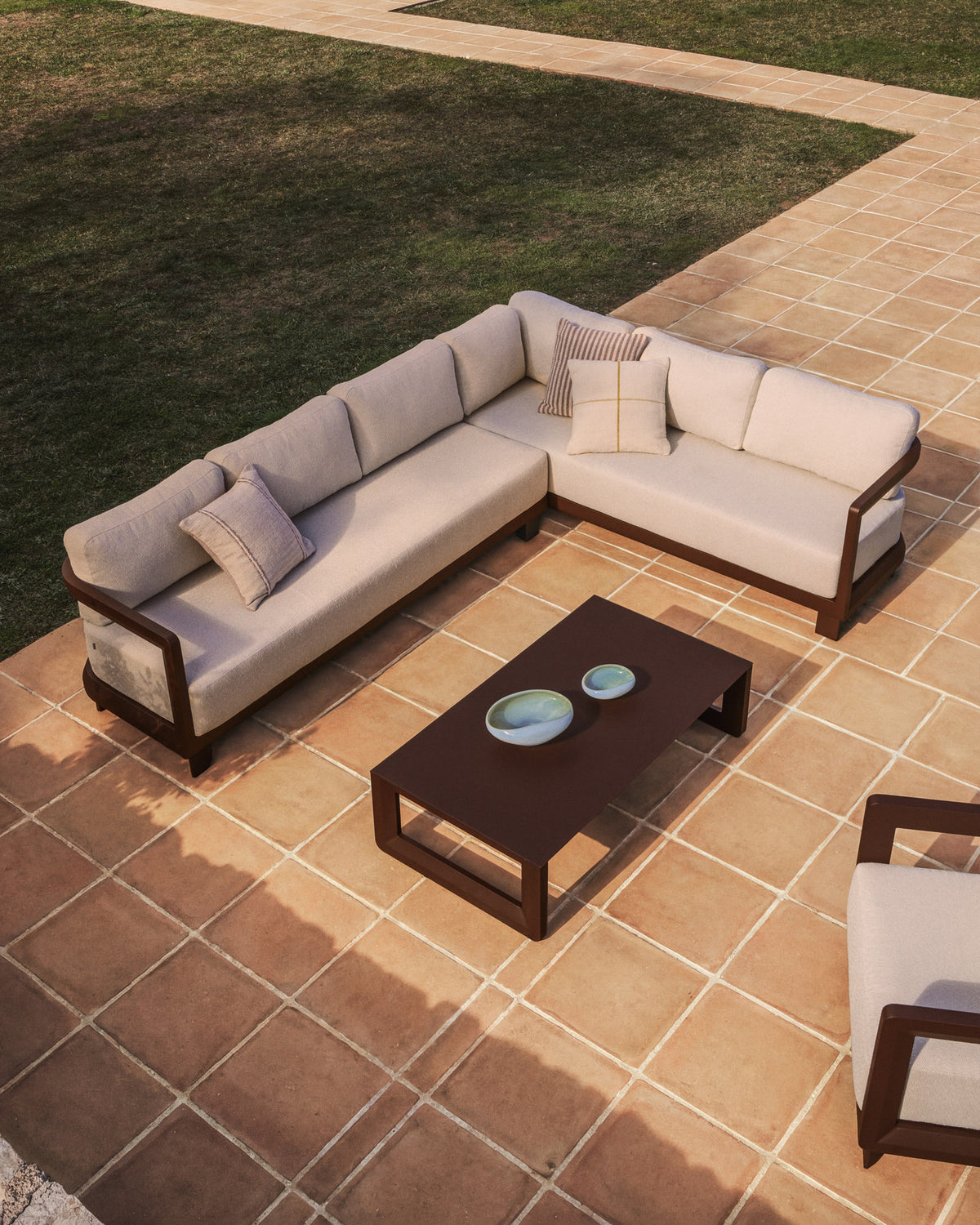 Set Nerano mit 5-Sitzer-Ecksofa und Couchtisch aus gehärtetem Glas und braunem Aluminium in Braun, Beige präsentiert im Onlineshop von KAQTU Design AG. Loungeset ist von Kave Home