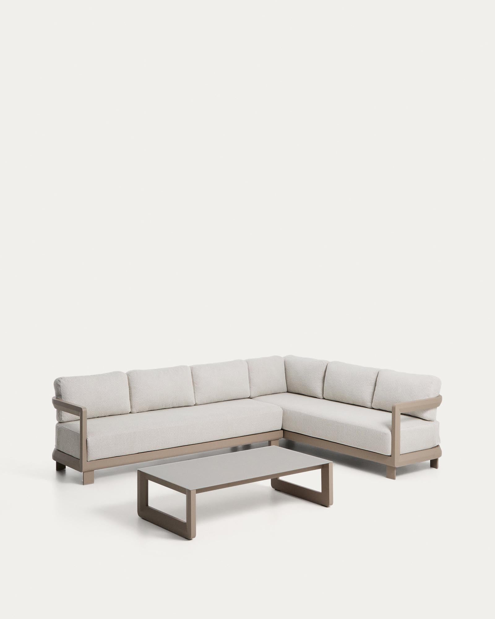 Set Nerano mit 5-Sitzer-Ecksofa und Couchtisch aus gehärtetem Glas und Aluminium in Taupe in Taupe präsentiert im Onlineshop von KAQTU Design AG. Loungeset ist von Kave Home