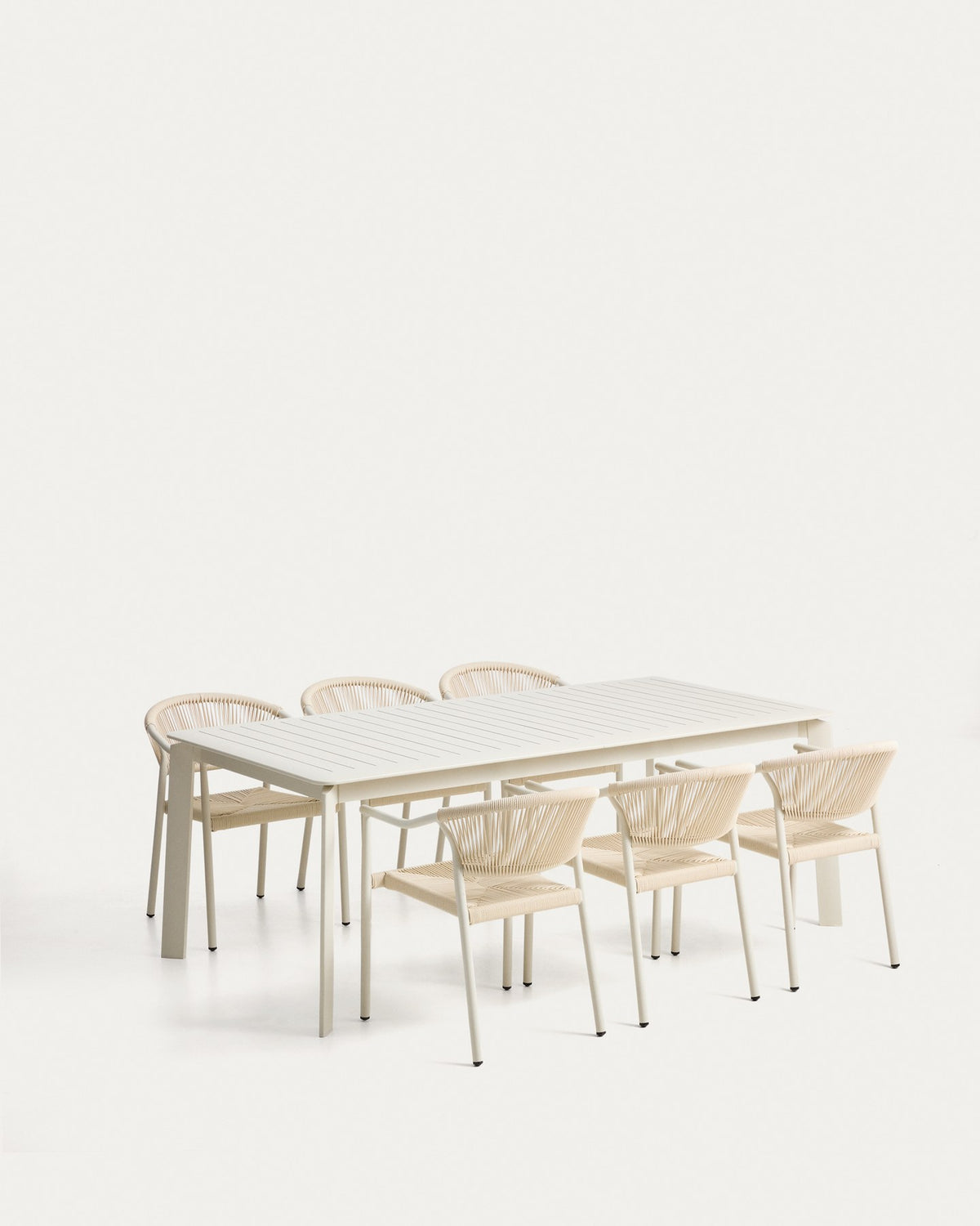 Ausziehtisch Brela aus Aluminium mit sechs Stapelstühlen Livadia aus Aluminium und ecrufarbenem Kunststoffseil im Aussenbereich.
