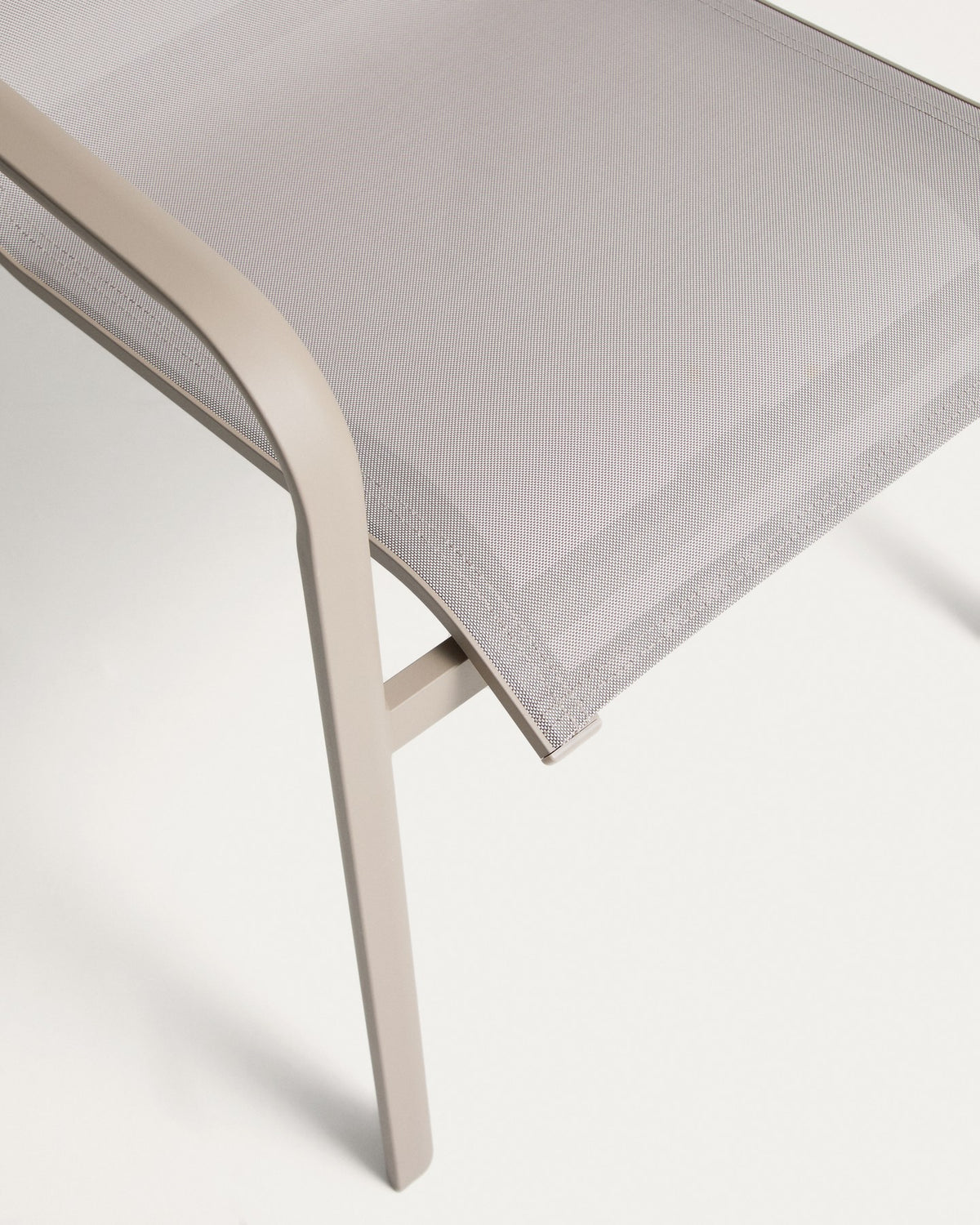 Ausziehtisch Brela und sechs stapelbare Stühle Canea aus Aluminium in Taupe, Sitzflächen aus beigem Texteline, Outdoor-Loungeset.