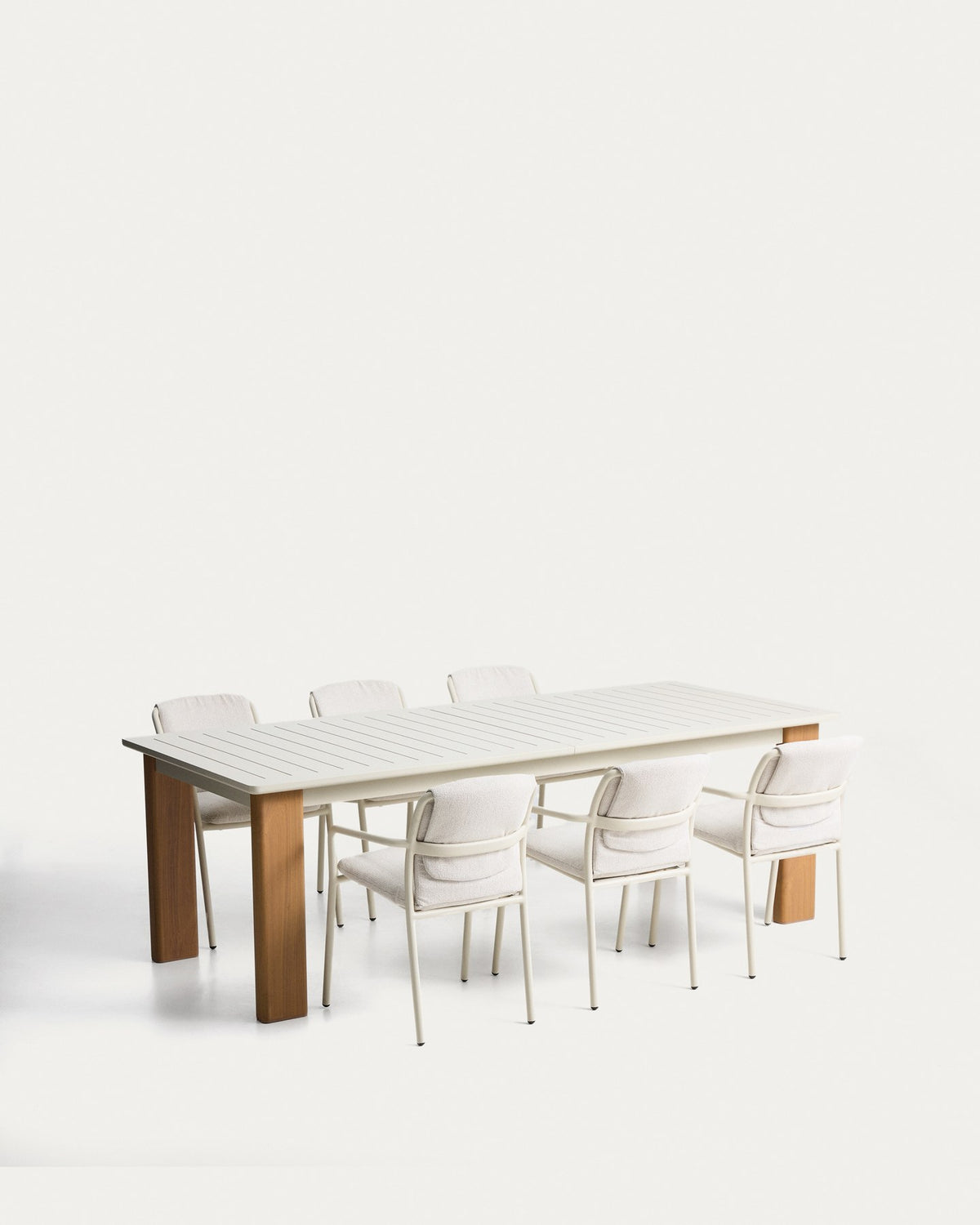 Ausziehtisch aus Aluminium mit Holzoptik-Beinen in Beige und sechs stapelbare Aluminiumstühle in Ecru mit beigem Sitzkissen.
