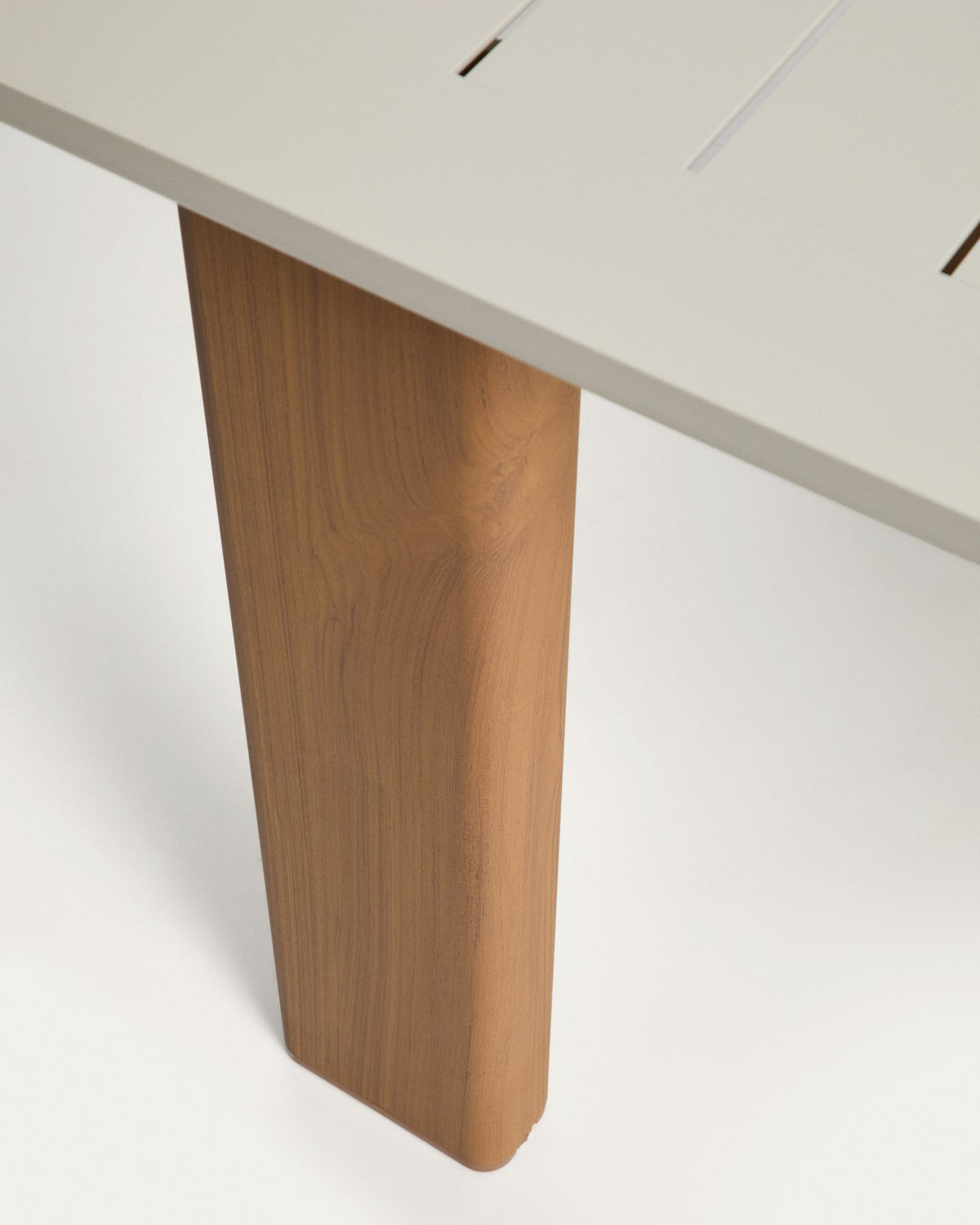 Ausziehtisch aus Aluminium mit Holzoptik-Beinen in Beige und sechs stapelbare Aluminiumstühle in Ecru mit beigem Sitzkissen.