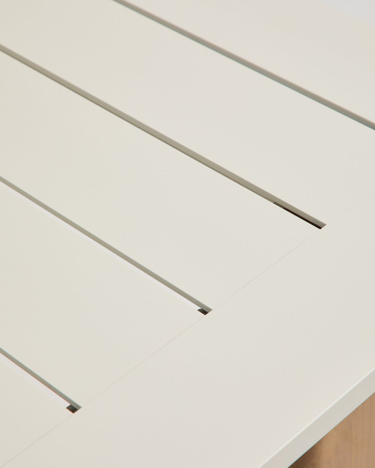 Ausziehtisch aus Aluminium mit Holzoptik-Beinen in Beige und sechs stapelbare Aluminiumstühle in Ecru mit beigem Sitzkissen.