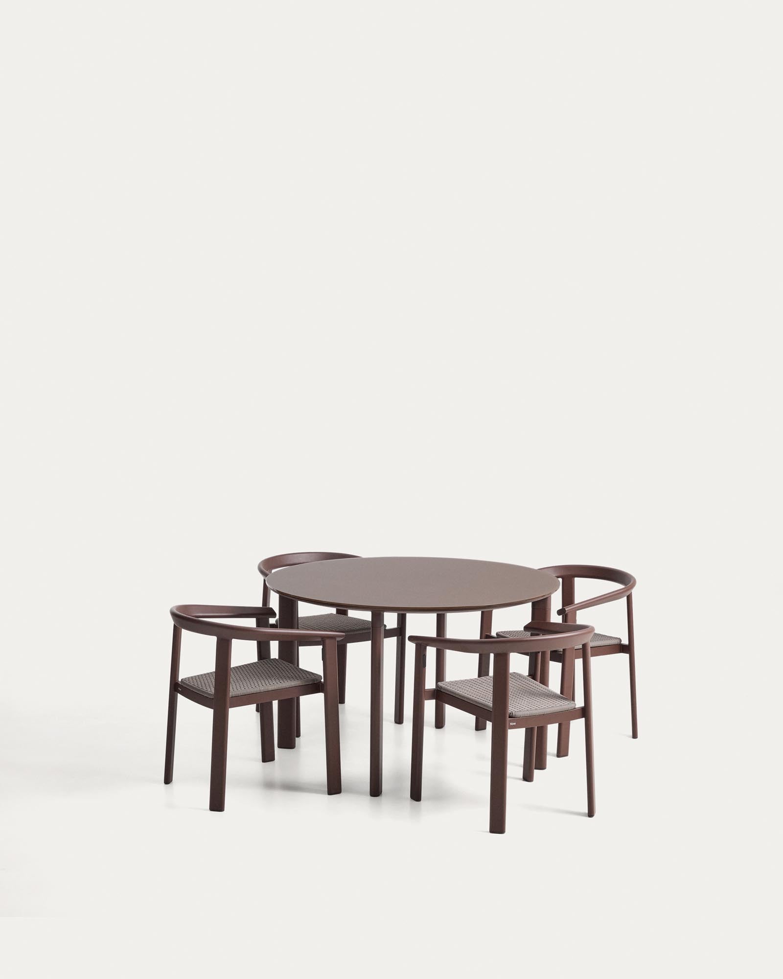 Set Erice mit 4 Stapelstühlen aus Aluminium und Seil und einem Tisch aus Aluminium und gehärtetem Glas in Braun, Ø 120 cm in Braun präsentiert im Onlineshop von KAQTU Design AG. Gartentischset ist von Kave Home