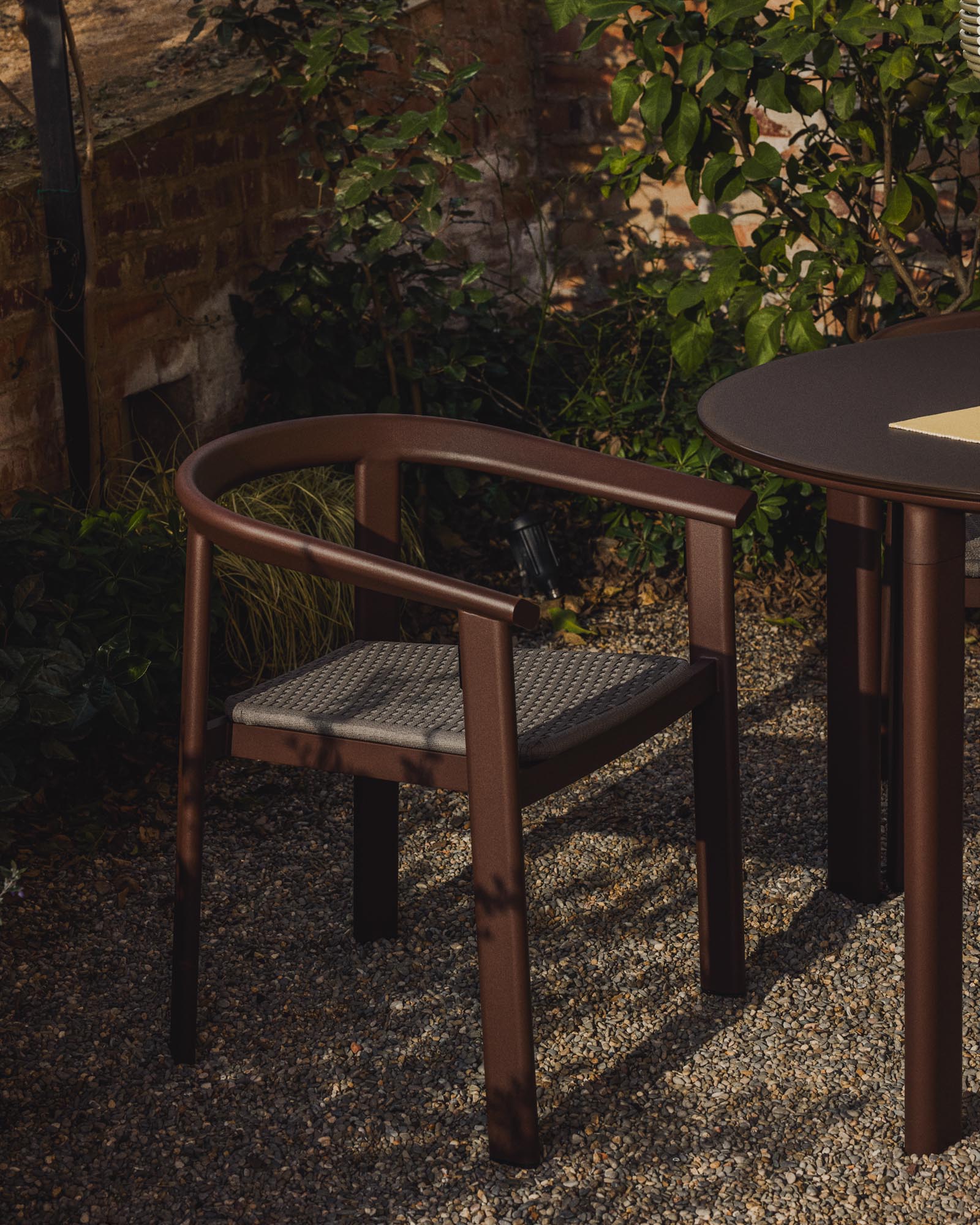 Elegantes Gartentischset Erice mit 4 stapelbaren Aluminiumstühlen und einem runden Tisch aus braunem Aluminium und gehärtetem Glas, Ø 120 cm.