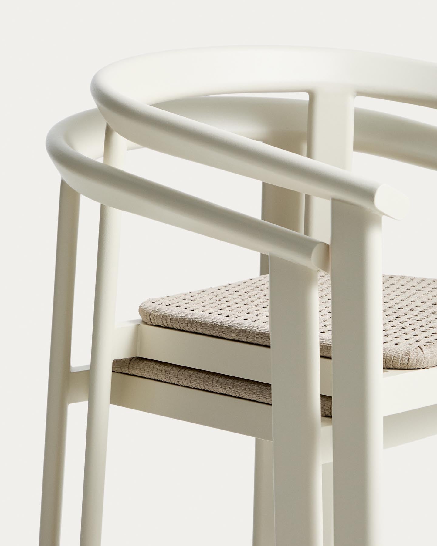 Set Erice mit 4 Stapelstühlen aus Aluminium und Seil und einem Tisch aus Aluminium und gehärtetem Glas in Ecru, Ø 120 cm in Ecru präsentiert im Onlineshop von KAQTU Design AG. Loungeset ist von Kave Home