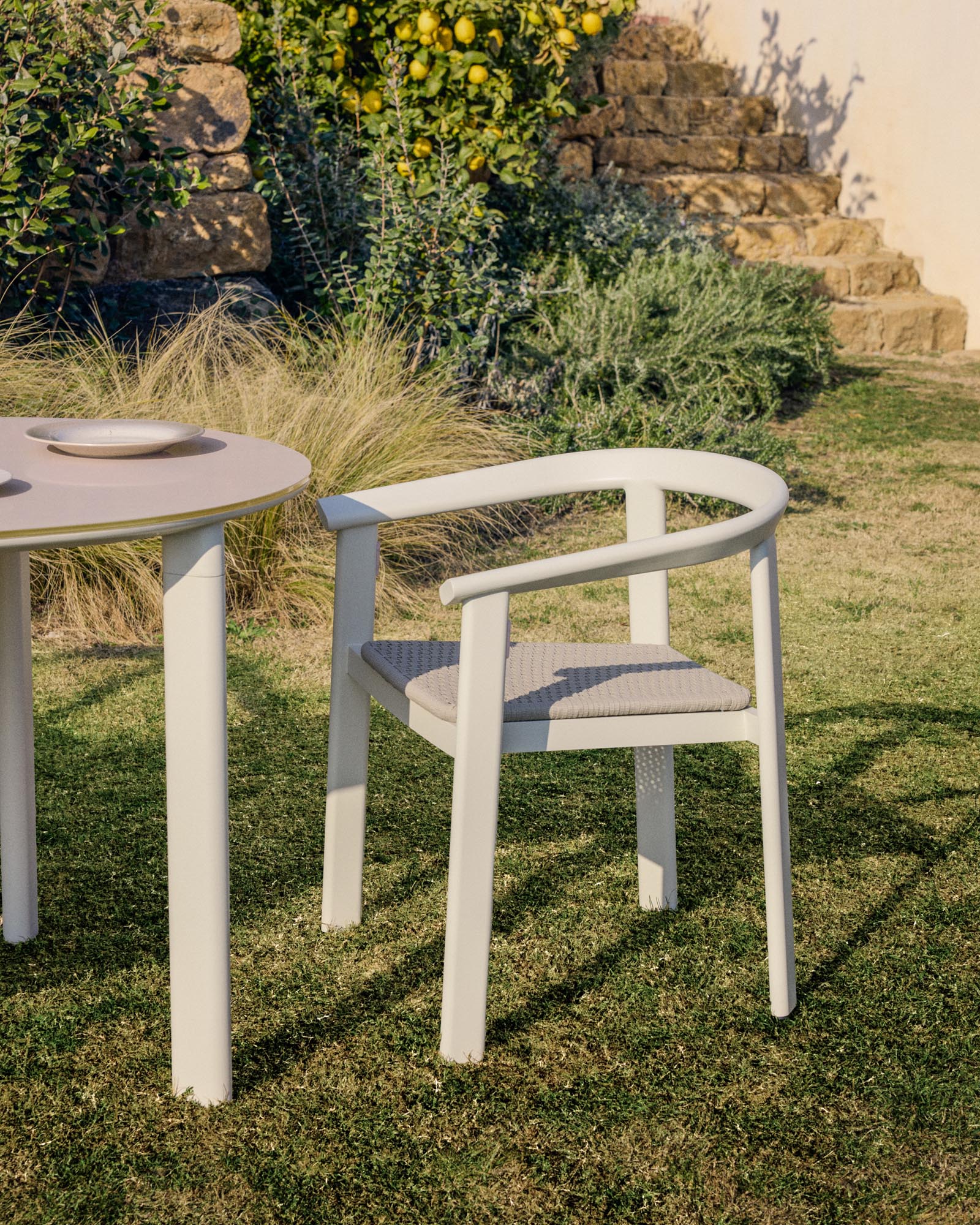 Elegantes Gartentischset Erice mit 6 stapelbaren Aluminium- und Seilstühlen sowie einem großzügigen Tisch aus gehärtetem Glas in Ecru.
