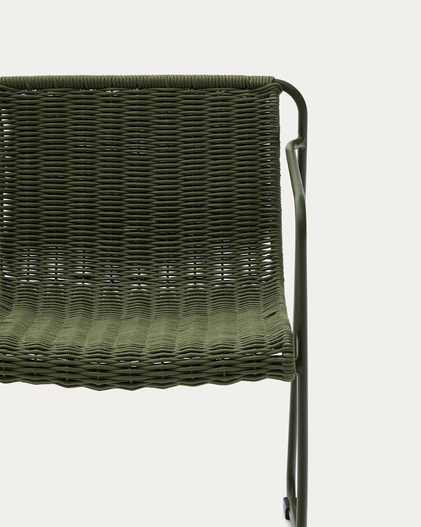 Set Maurina mit Tisch aus verzinktem Stahl und grünen Kacheln sowie 6 Stapelstühlen aus verzinktem Stahl und grünem Seil, 223 x 101 cm in Grün präsentiert im Onlineshop von KAQTU Design AG. Loungeset ist von Kave Home