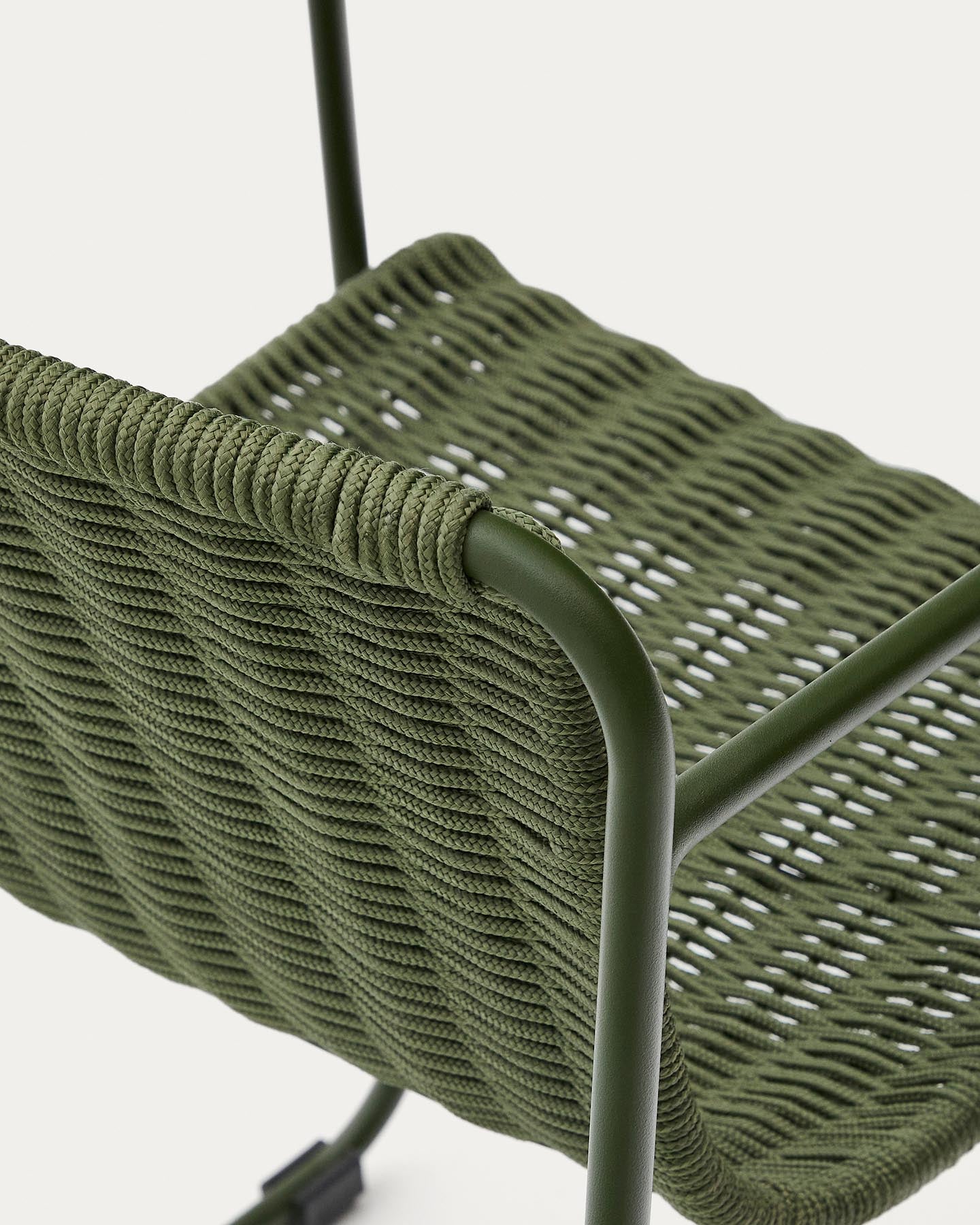 Set Maurina mit Tisch aus verzinktem Stahl und grünen Kacheln sowie 6 Stapelstühlen aus verzinktem Stahl und grünem Seil, 223 x 101 cm in Grün präsentiert im Onlineshop von KAQTU Design AG. Loungeset ist von Kave Home