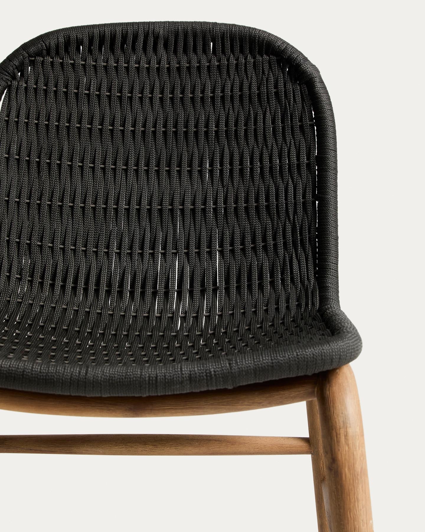 Set mit Tisch Sori aus massivem Akazienholz und 6 Stühlen Alipa aus massivem Akazienholz und graphitgrauem Seil, 200 x 100 cm FSC 100 % in Braun präsentiert im Onlineshop von KAQTU Design AG. Loungeset ist von Kave Home