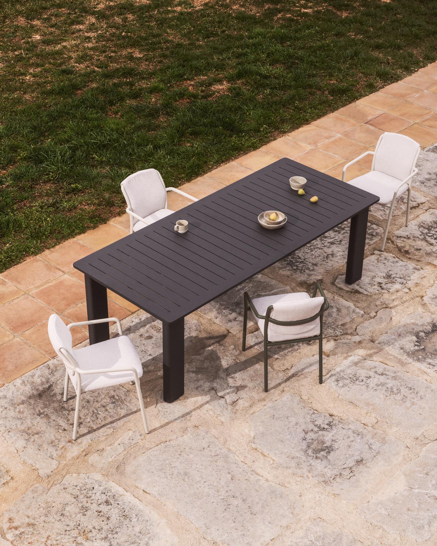 Set mit Ausziehtisch Livorno aus Aluminium in Graphit und 6 Stühlen Alimia aus Aluminium in Graphit und Synthetikseil in Grau, 233 (350) x 100 cm in Graphit präsentiert im Onlineshop von KAQTU Design AG. Loungeset ist von Kave Home