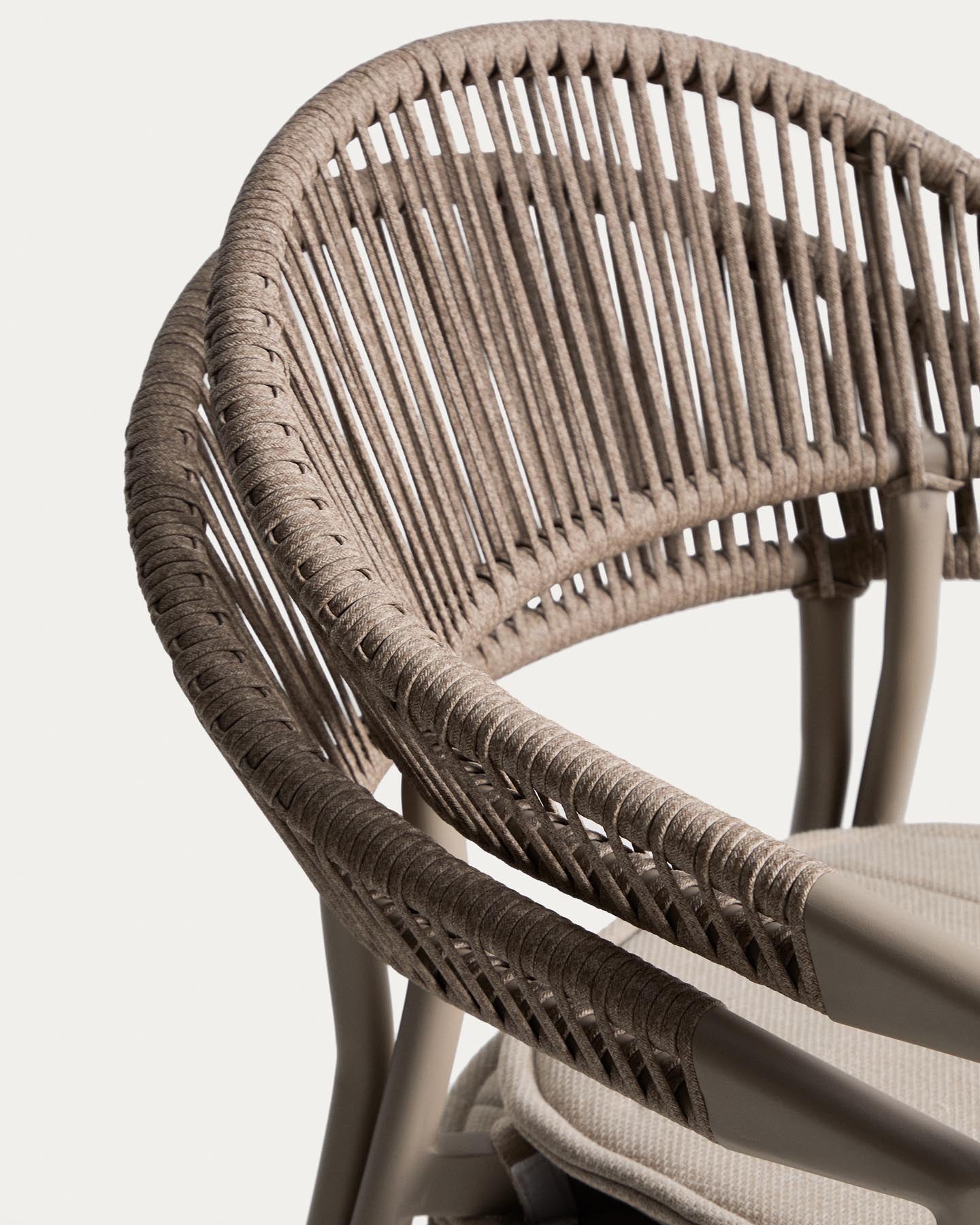 Set mit Ausziehtisch Livorno aus Aluminium in Taupe und 6 Stühlen Alimia aus Aluminium in Taupe und Synthetikseil in Braun, 233 (350) x 100 cm in Taupe präsentiert im Onlineshop von KAQTU Design AG. Loungeset ist von Kave Home