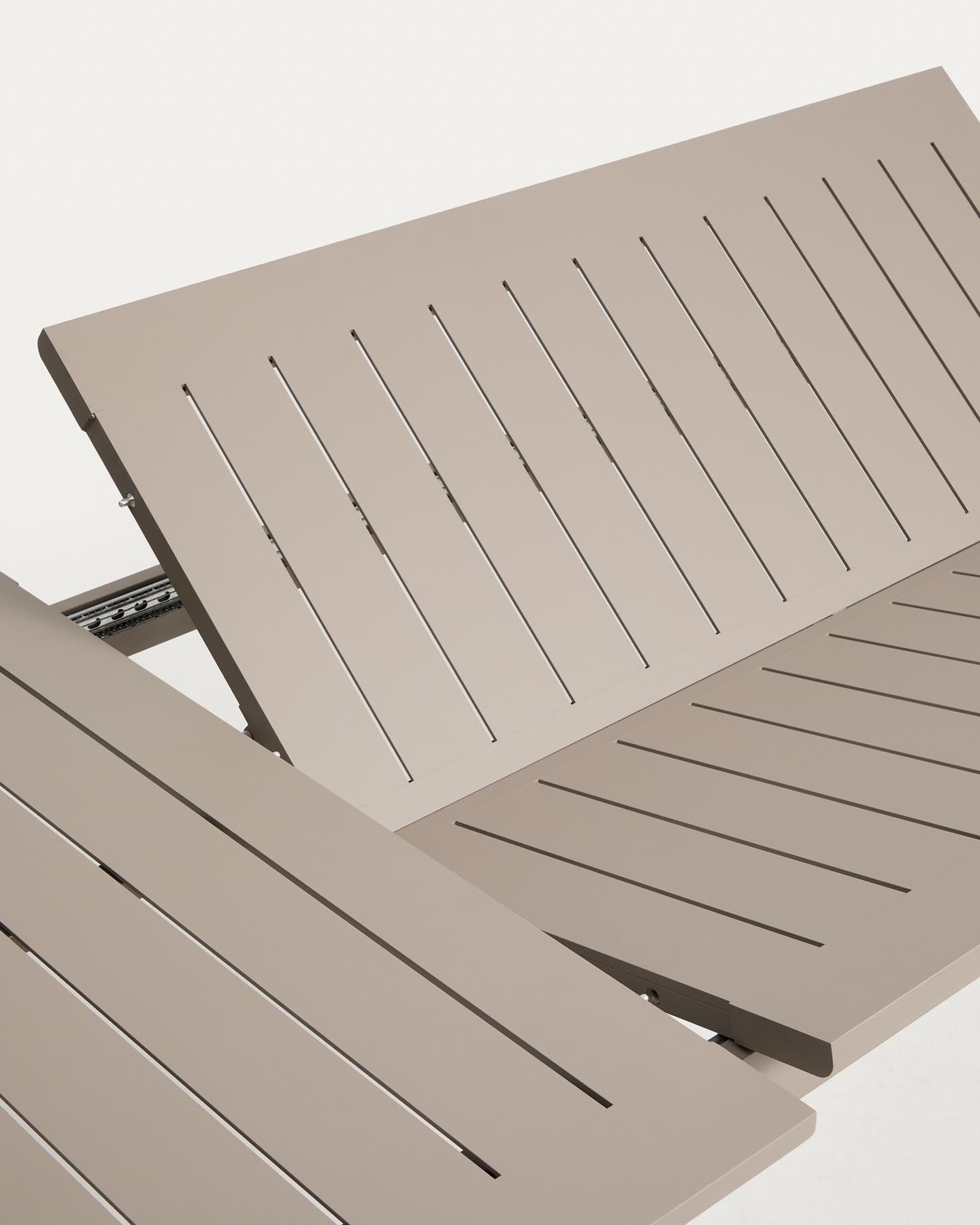 Set mit Ausziehtisch Livorno aus Aluminium in Taupe und 6 Stühlen Alimia aus Aluminium in Taupe und Synthetikseil in Braun, 233 (350) x 100 cm in Taupe präsentiert im Onlineshop von KAQTU Design AG. Loungeset ist von Kave Home