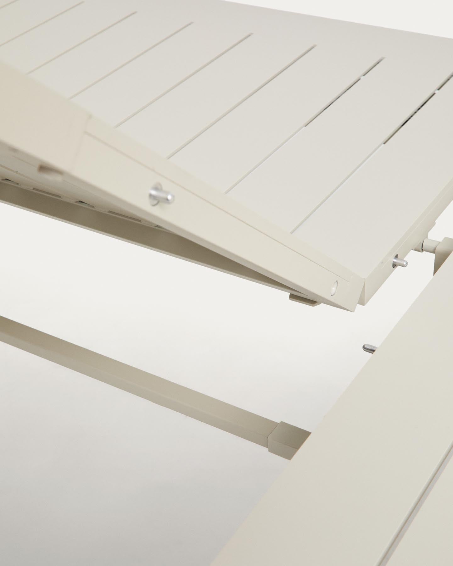 Set Ausziehtisch Livorno aus Aluminium in Ecru, Beine in Holzoptik, 6 Stühle Alimia aus Aluminium in Ecru und Synthetikseil Beige, 233 (350) x 100 cm in Ecru präsentiert im Onlineshop von KAQTU Design AG. Loungeset ist von Kave Home