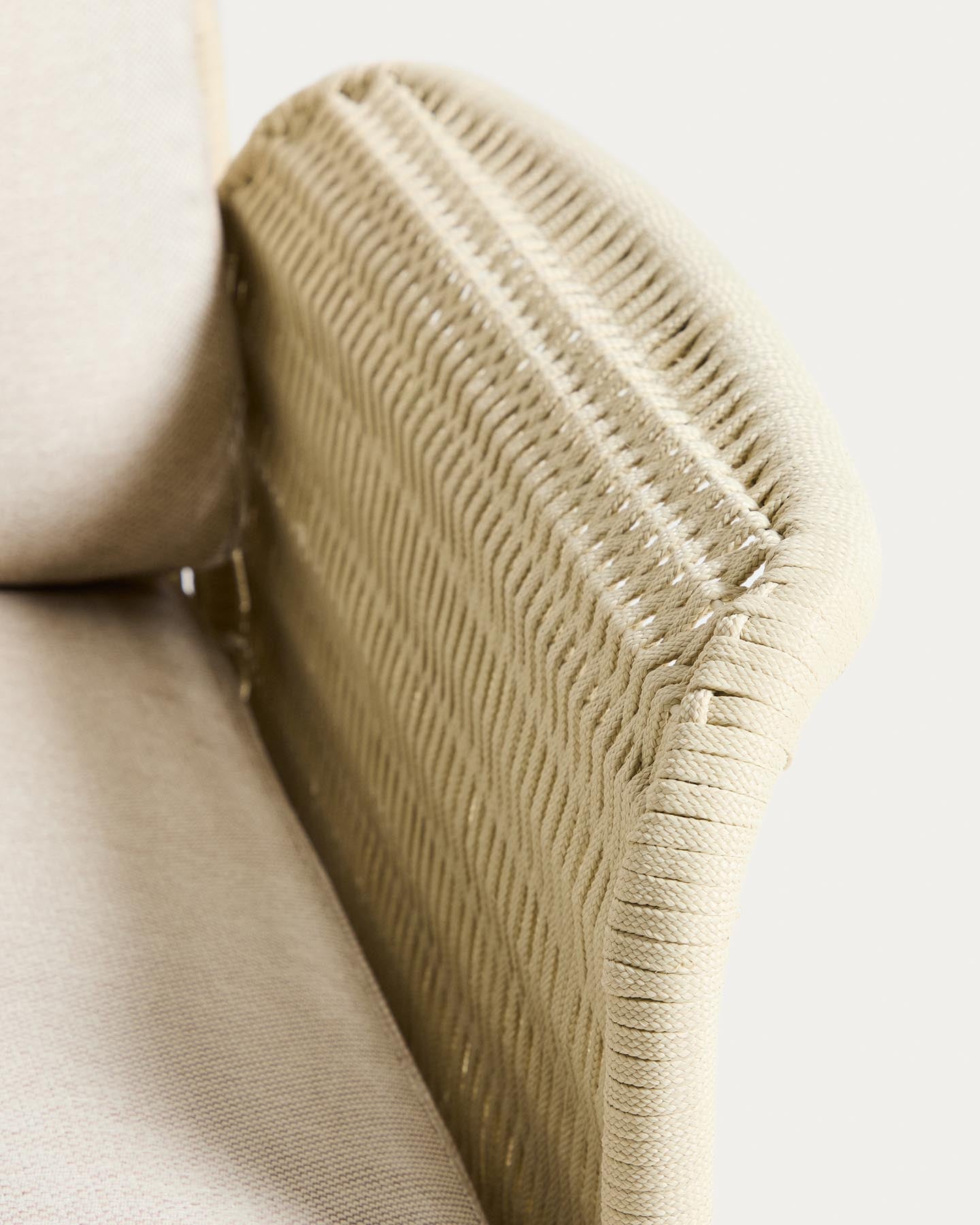 Set mit 2 Sesseln Alipa aus massivem Akazienholz und ecrufarbenem Seil, FSC 100 %, und Couchtisch Garbet aus braunem Zement Ø 60 cm in Ecru präsentiert im Onlineshop von KAQTU Design AG. Loungeset ist von Kave Home