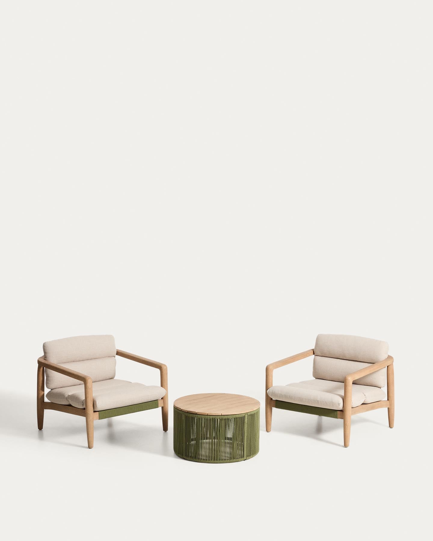 Set mit 2 Sesseln Menfi aus Akazienholz und grünem Seil und Couchtisch Dandara aus Stahl, Seil und Akazienholz FSC 100 % Ø60 cm in Dunkelgrün präsentiert im Onlineshop von KAQTU Design AG. Loungeset ist von Kave Home