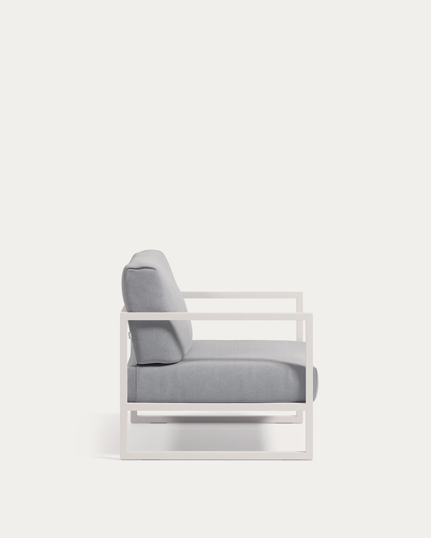 Genießen Sie den stilvollen Sessel Comova in Blau und Weiß. Perfekt für Garten und Terrasse, vereint er Komfort und Langlebigkeit.