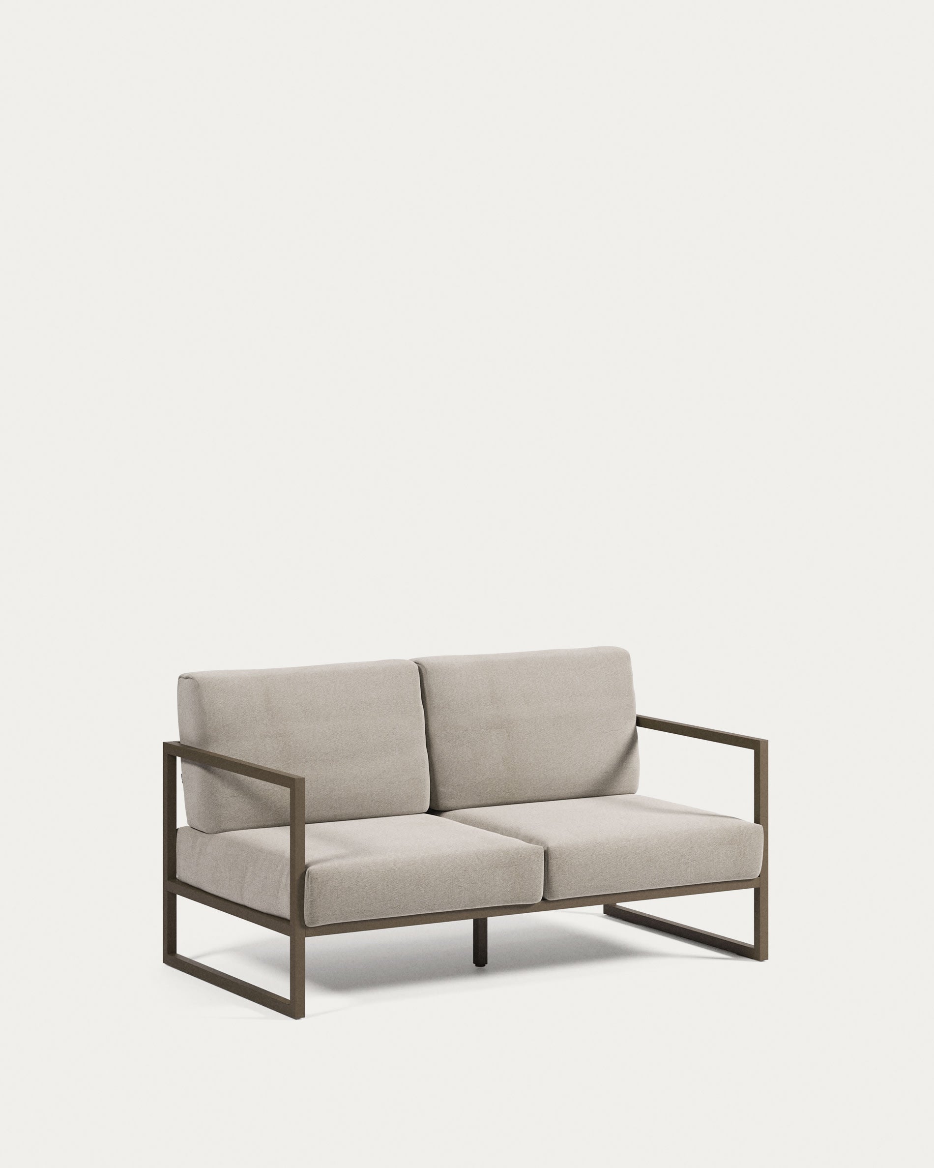 Entdecken Sie das stilvolle Comova 2-Sitzer Sofa von Kave Home. Wetterfest, langlebig und ideal für Ihren Garten oder die Terrasse.