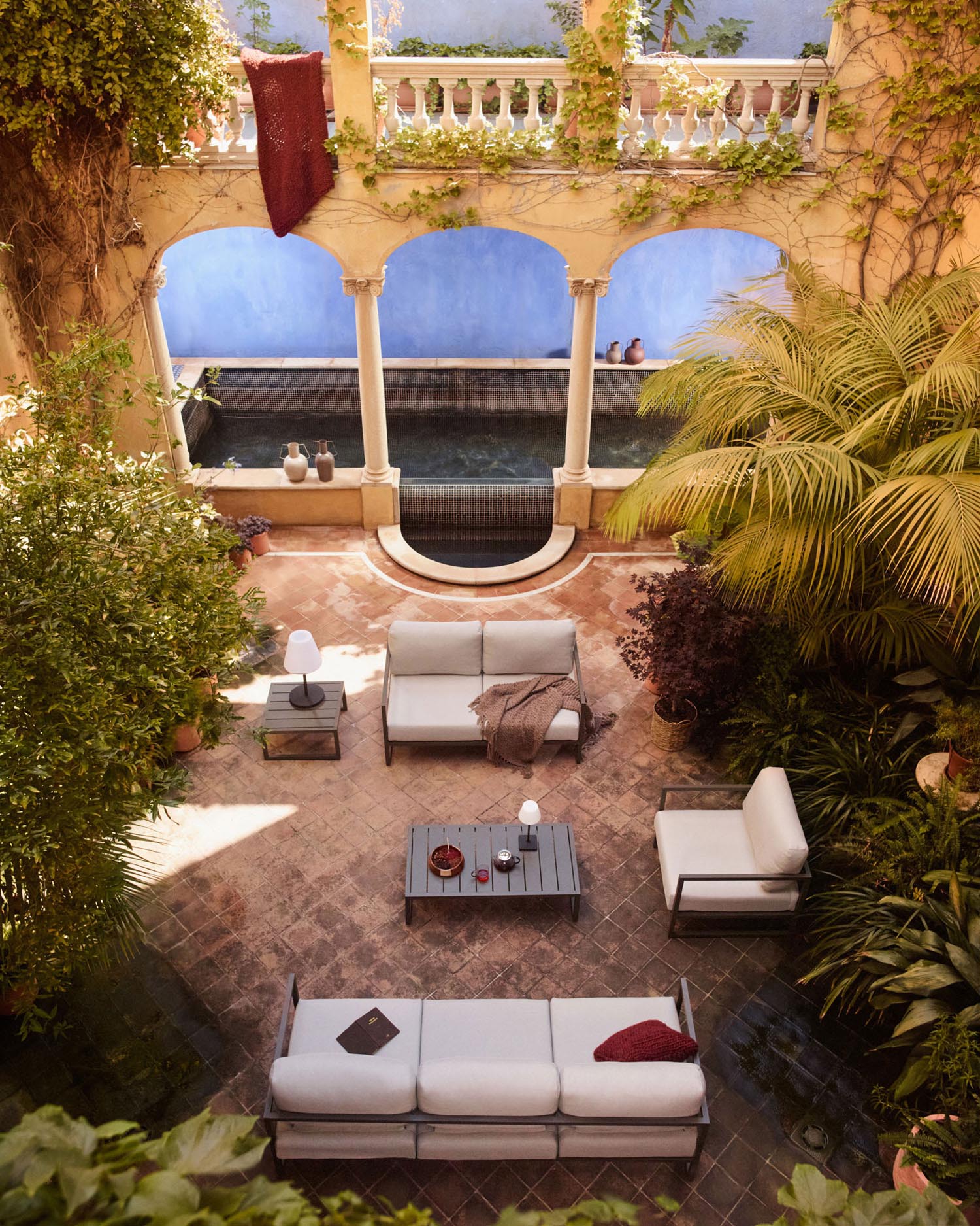 Erleben Sie stilvolle Entspannung im Freien mit dem Comova 2-Sitzer Sofa von Kave Home. Langlebig, wetterfest und ideal für Garten und Terrasse.