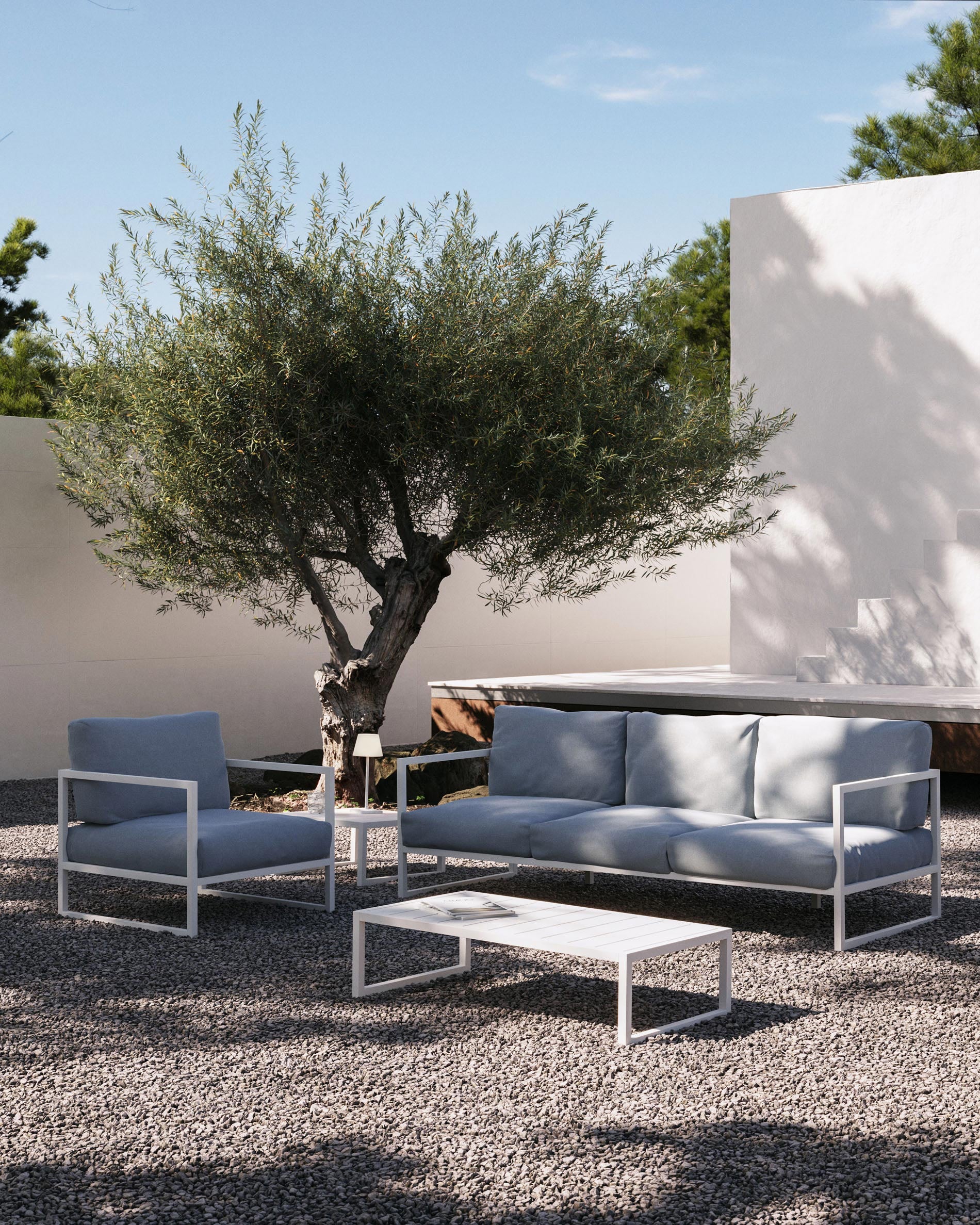 Comova 3-Sitzer-Sofa 100% outdoor blau und Aluminium weiß 222 cm in Blau präsentiert im Onlineshop von KAQTU Design AG. Loungesofa ist von Kave Home