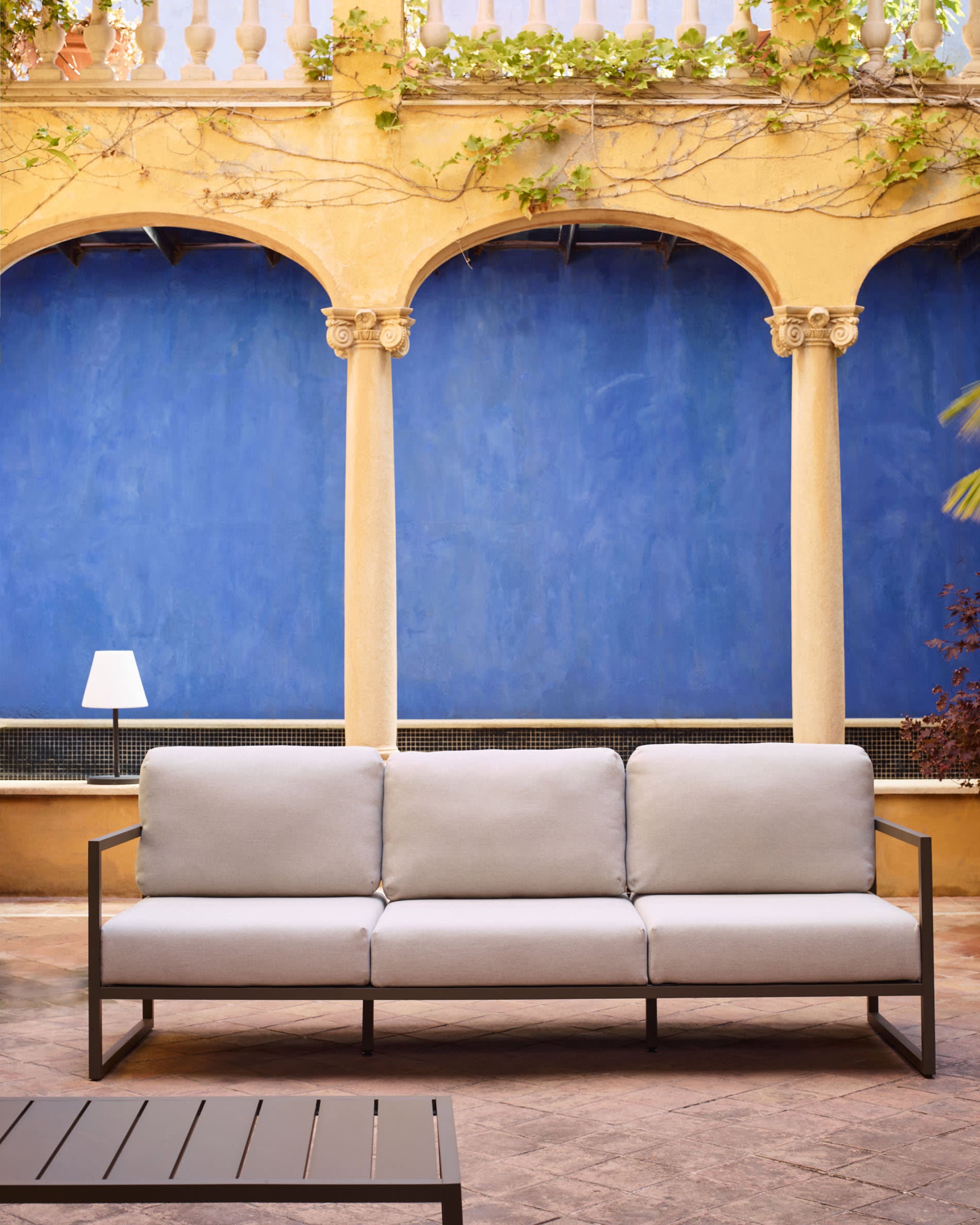 Erleben Sie mit dem Comova 3-Sitzer Sofa von Kave Home stilvolle Momente im Freien. Langlebiges Aluminium und wetterfeste Polster sorgen für höchsten Komfort.