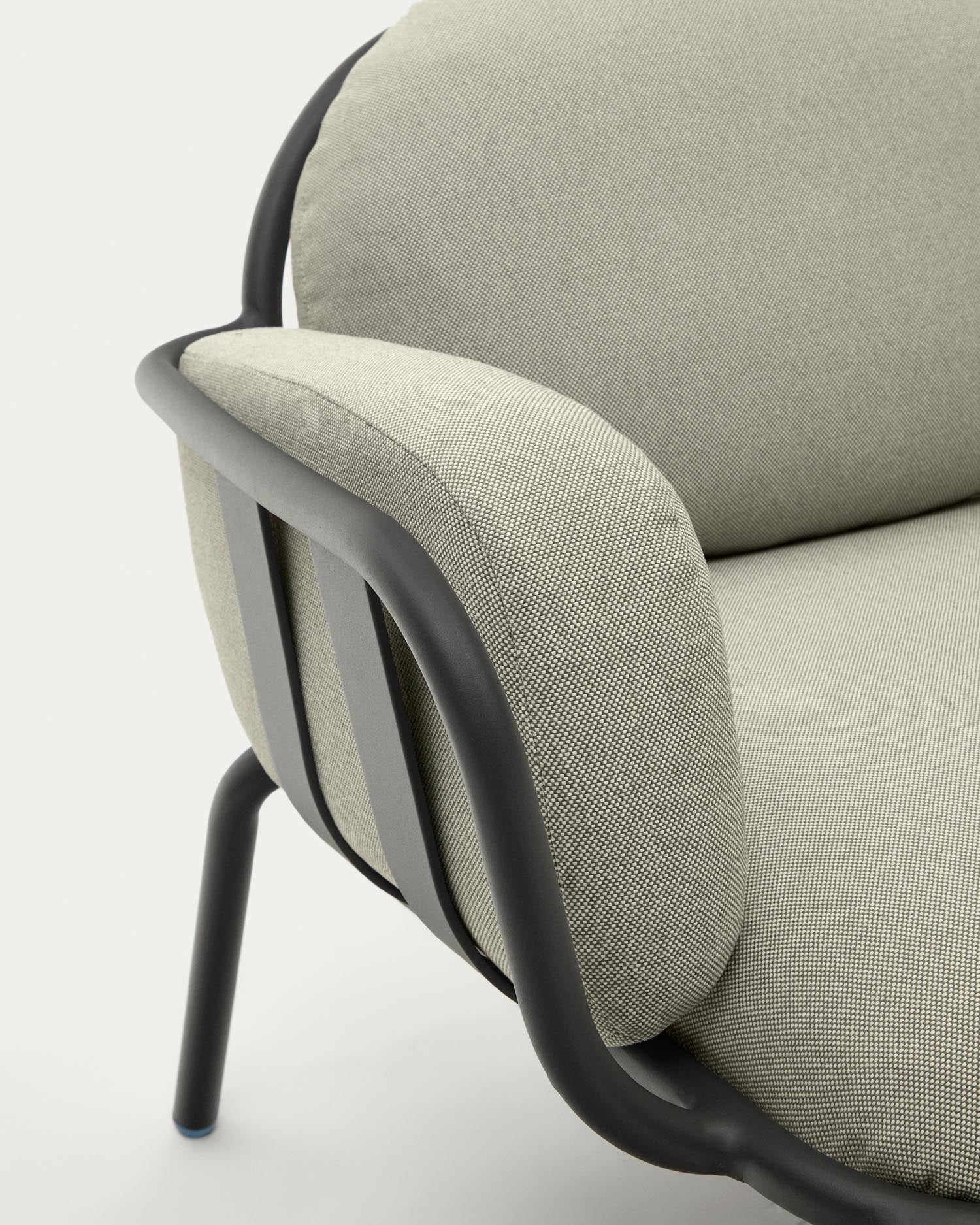 Erleben Sie den Outdoor-Sessel Joncols von Kave Home: Beige Kissen, langlebiges Aluminium und geschwungene Formen für stilvolle Entspannung im Freien.