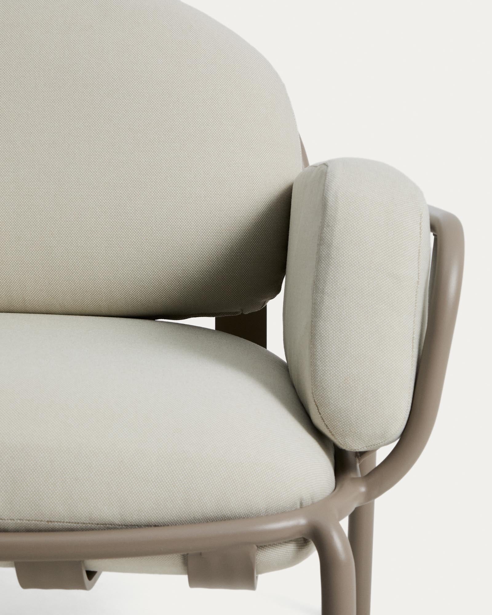 Moderner Outdoor-Sessel Joncols aus taupefarbenem Aluminium, kombiniert mit beigen Kissen, perfekt für entspannte Stunden im Freien.