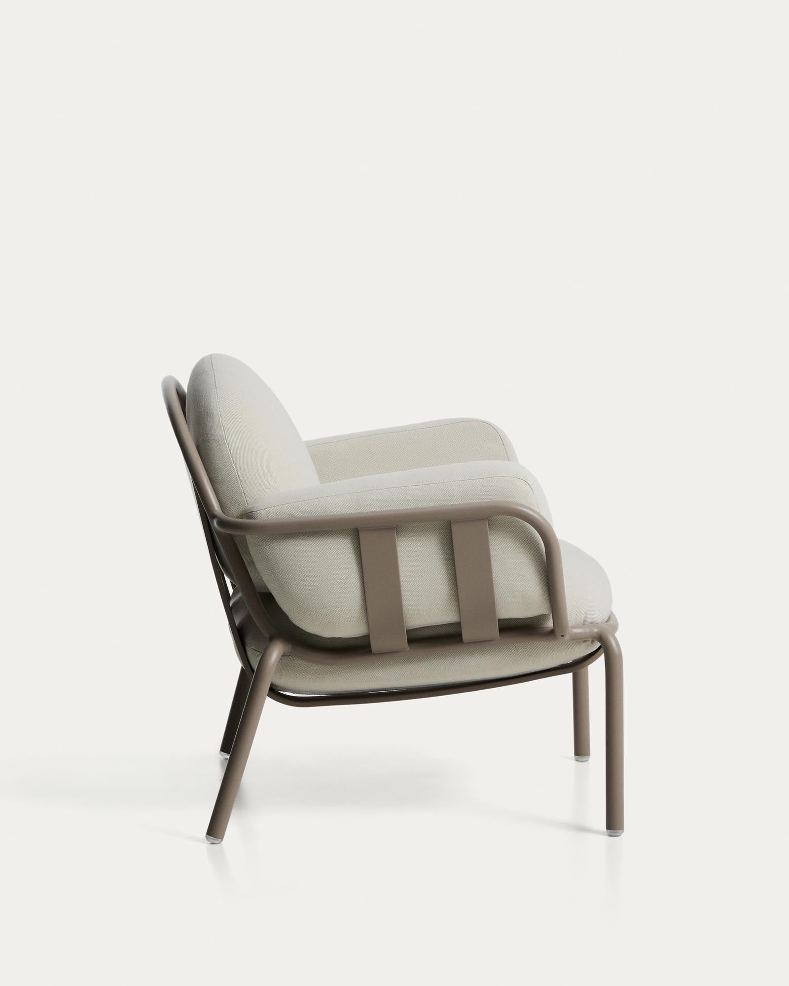 Eleganter Outdoor-Sessel Joncols aus taupefarbenem Aluminium, ideal für entspannte Stunden im Freien, mit komfortablen beigen Kissen.