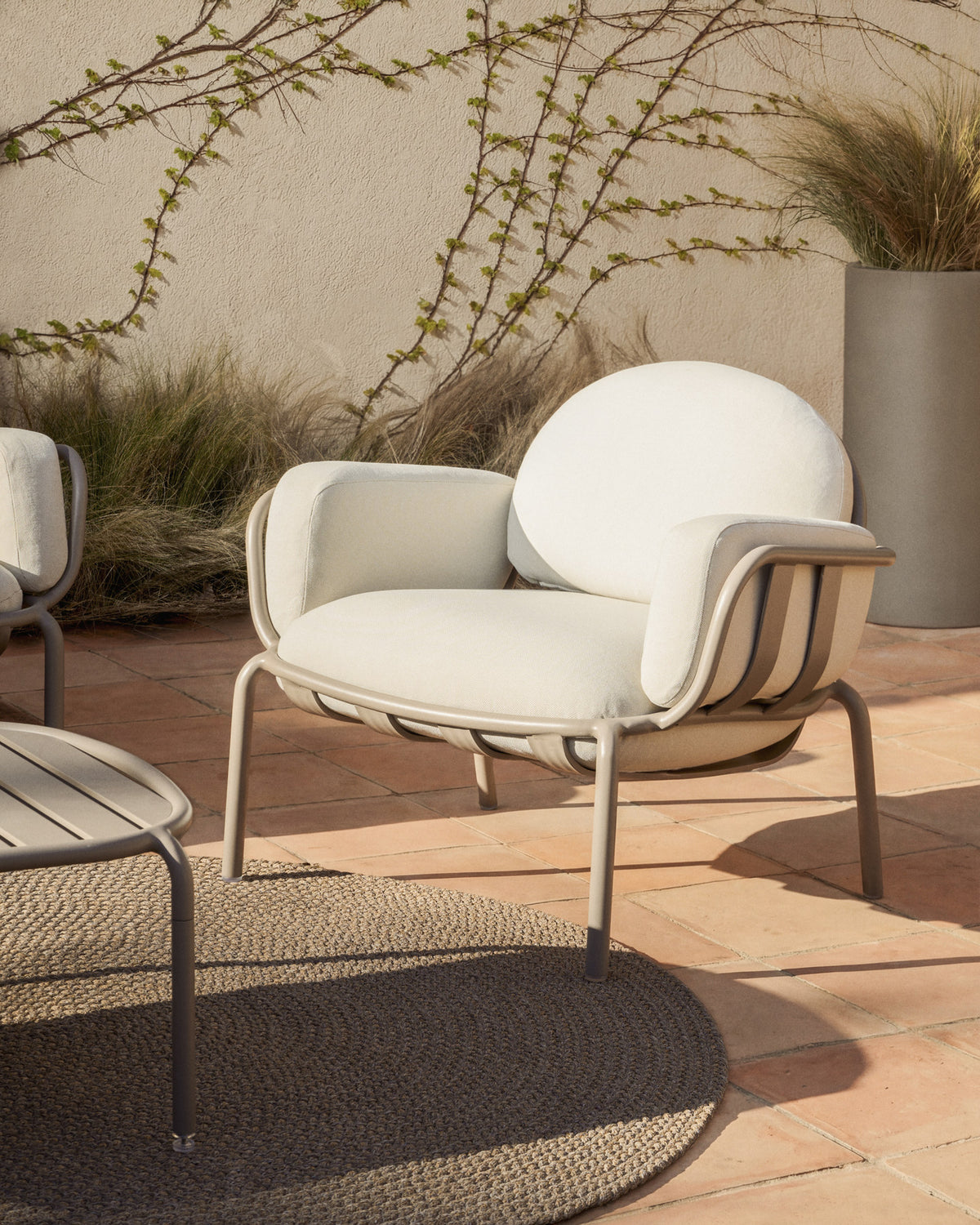 Outdoor-Sessel Joncols aus taupefarben lackiertem Aluminium mit beigen Kissen in Taupe, Beige präsentiert im Onlineshop von KAQTU Design AG. Outdoor-Sessel ist von Kave Home