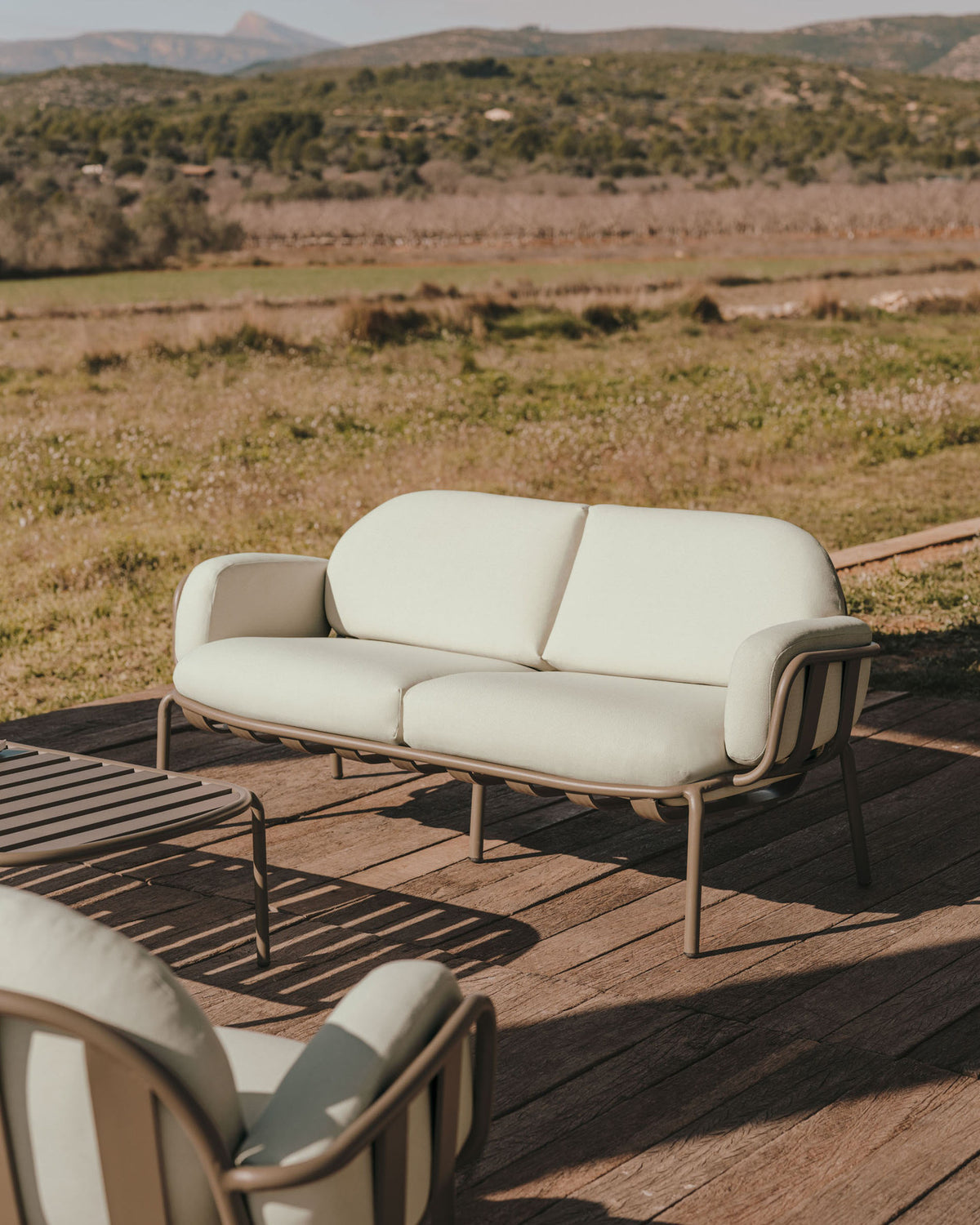 2-Sitzer-Outdoor-Sofa Joncols aus grau lackiertem Aluminium mit grauen Kissen, 164 cm in Grau präsentiert im Onlineshop von KAQTU Design AG. Lounge Sofa ist von Kave Home