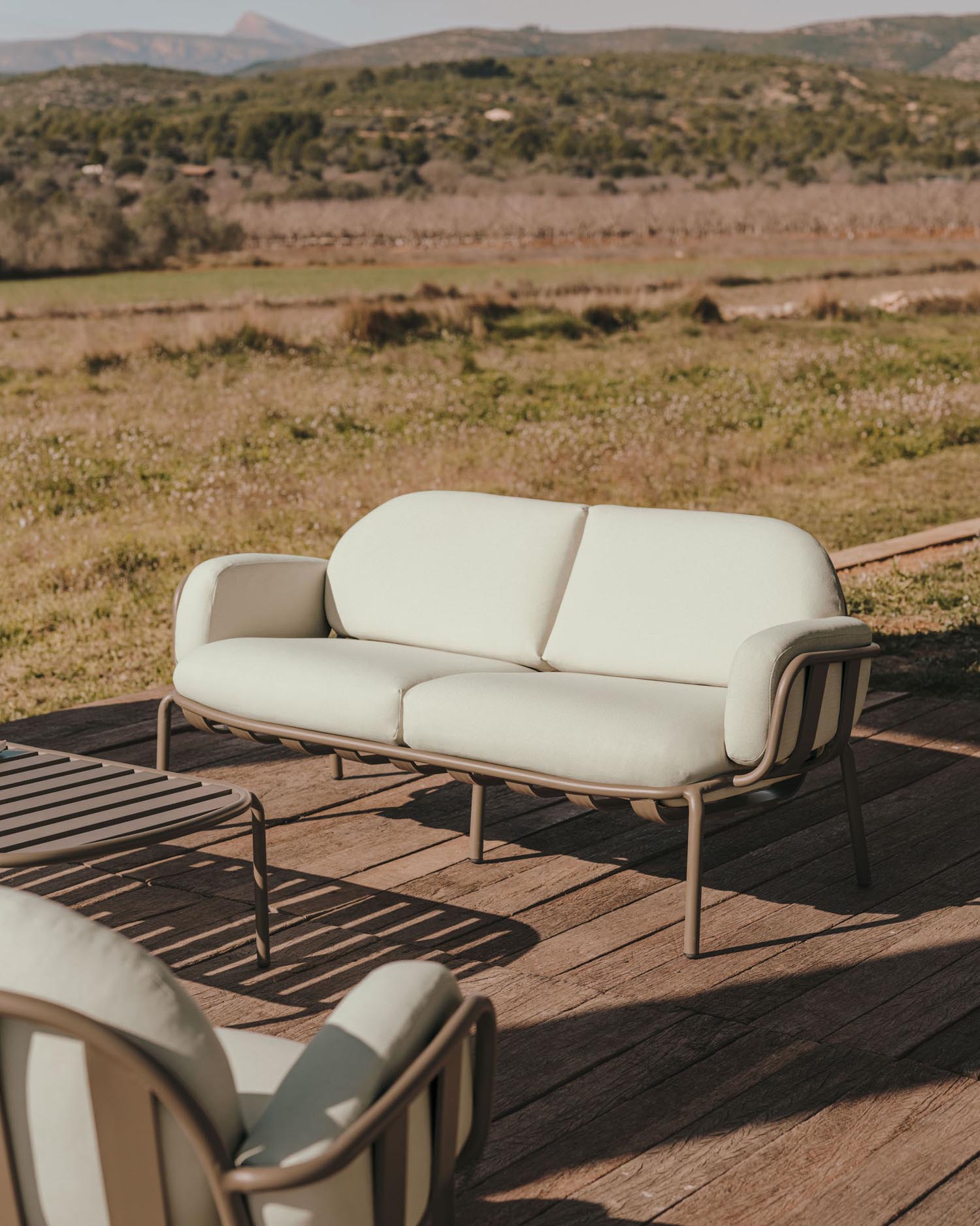 Modernes 2-Sitzer-Gartensofa aus robustem Aluminium in frischem Grün, perfekt für stilvolle Entspannung im Freien.