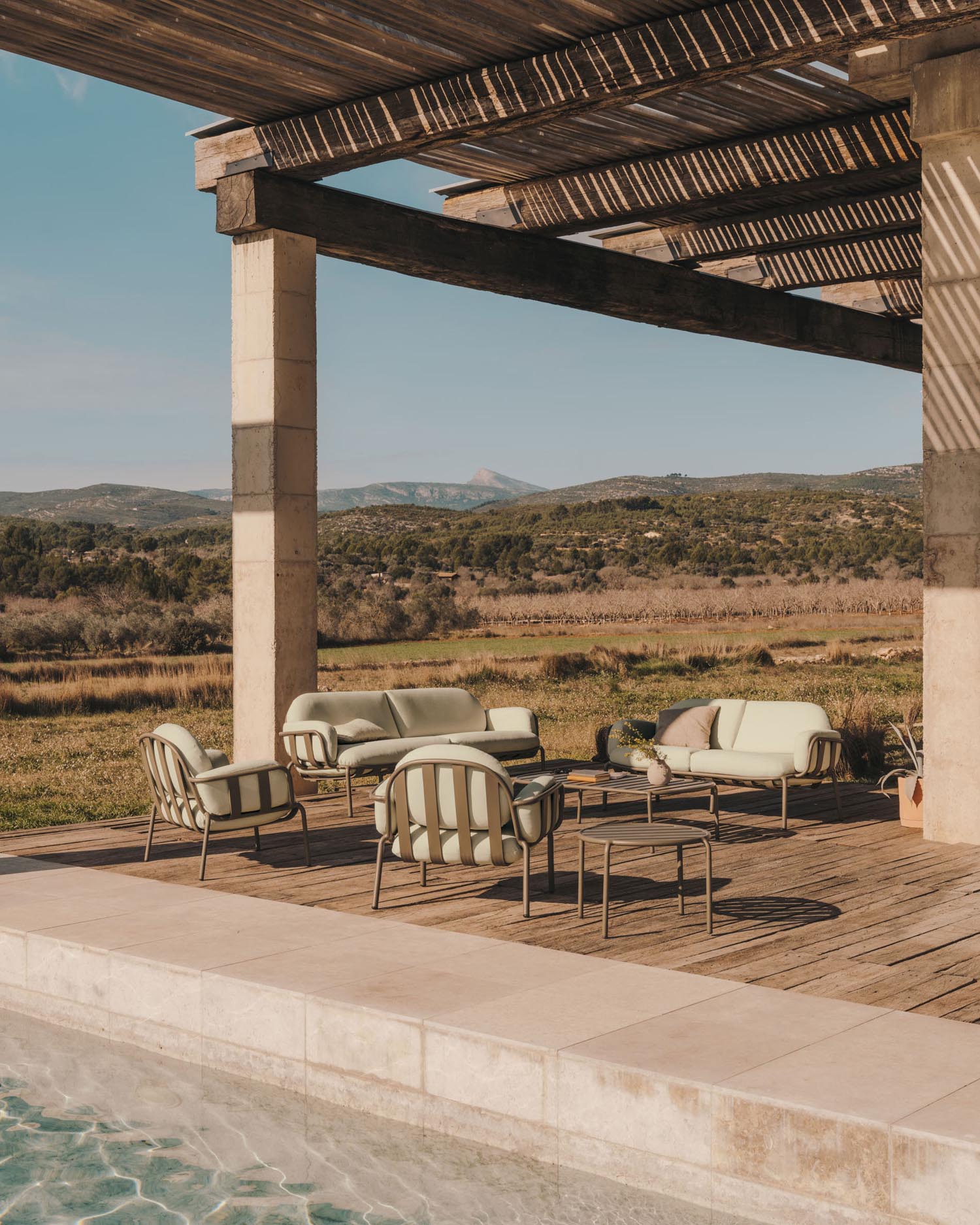 Elegantes 2-Sitzer-Gartensofa aus grünem Aluminium, 164 cm, ideal für moderne und gemütliche Aussenbereiche.