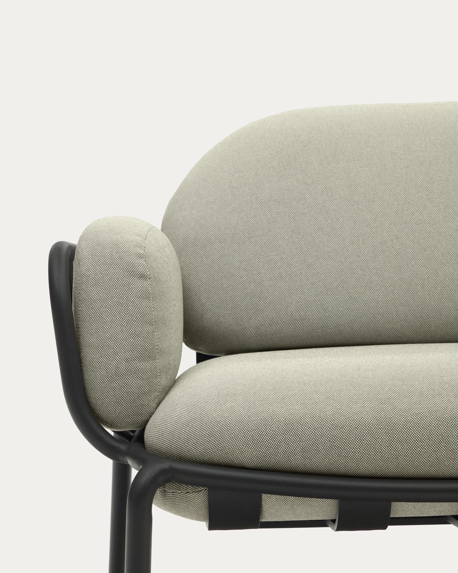 Genießen Sie das elegante 2-Sitzer-Outdoor-Sofa Joncols von Kave Home. Beige Kissen, langlebige Aluminiumkonstruktion, perfekt für Ihren Garten.