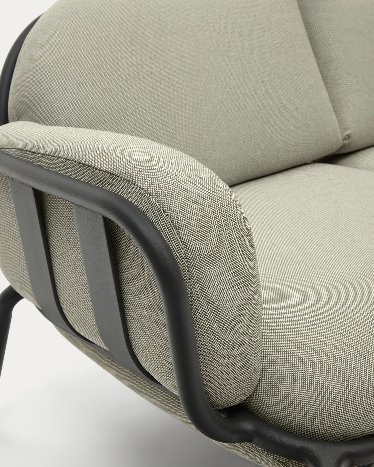 Genießen Sie das elegante 2-Sitzer-Outdoor-Sofa Joncols von Kave Home. Beige Kissen, langlebiges Aluminium, perfekt für Ihren Garten oder die Terrasse.