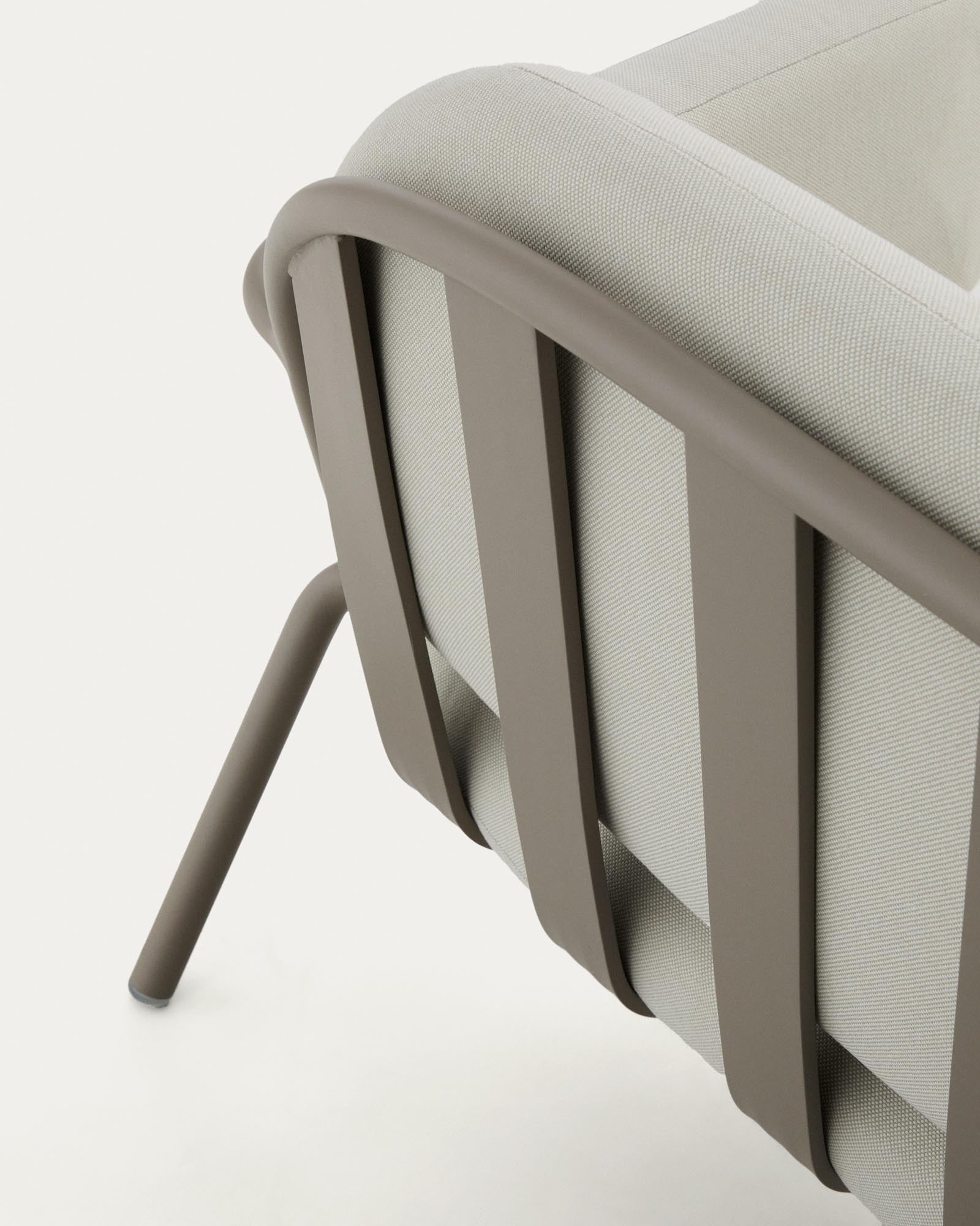 Elegantes 2-Sitzer-Sofa Joncols aus taupefarbenem Aluminium, ausgestattet mit beigen Kissen, perfekt für gemütliche Outdoor-Loungemomente.