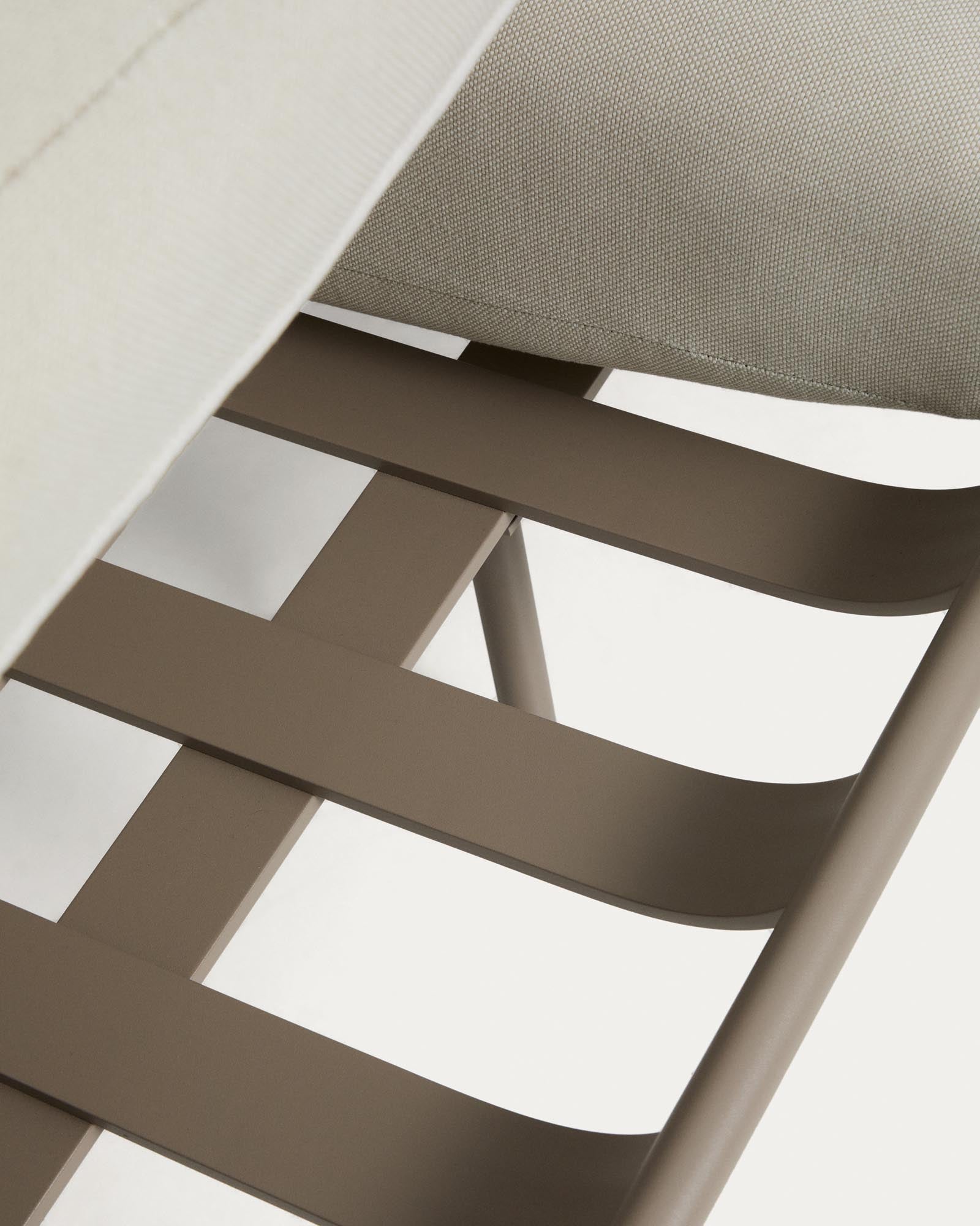 Stylisches 2-Sitzer-Outdoor-Sofa Joncols in taupe mit beigen Kissen, ideal für entspannte Stunden im Freien.