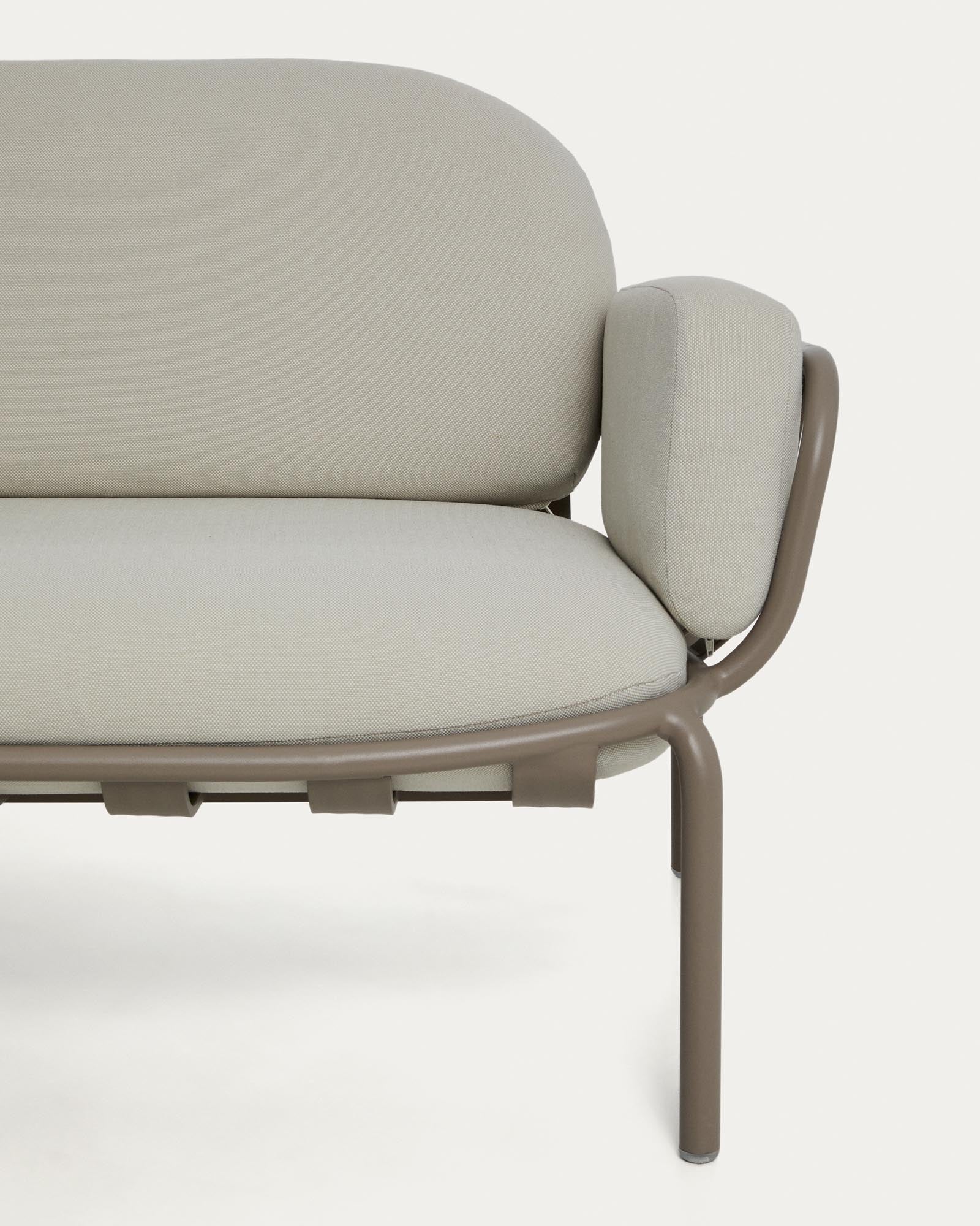 Modernes 3-Sitzer-Sofa Joncols aus taupefarbenem Aluminium, ausgestattet mit beigen Kissen, perfekt für entspannte Stunden im Freien.