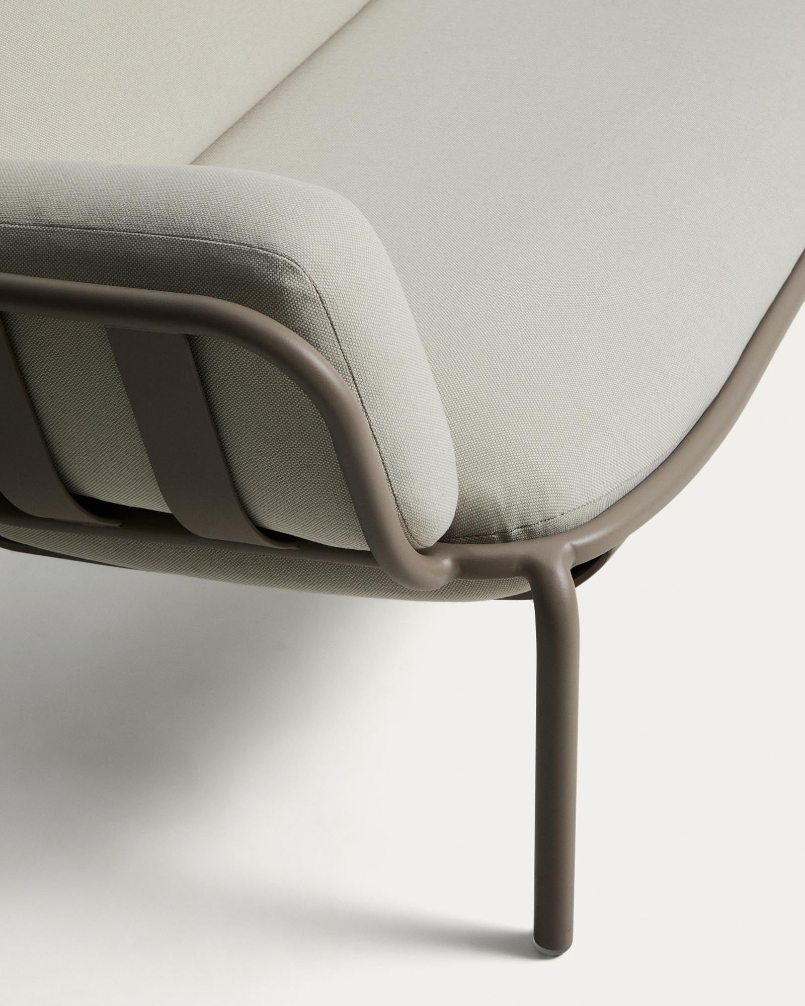 Stylisches 3-Sitzer-Outdoor-Sofa Joncols in taupe mit beigen Kissen, ideal für gemütliche Momente im Garten oder auf der Terrasse.