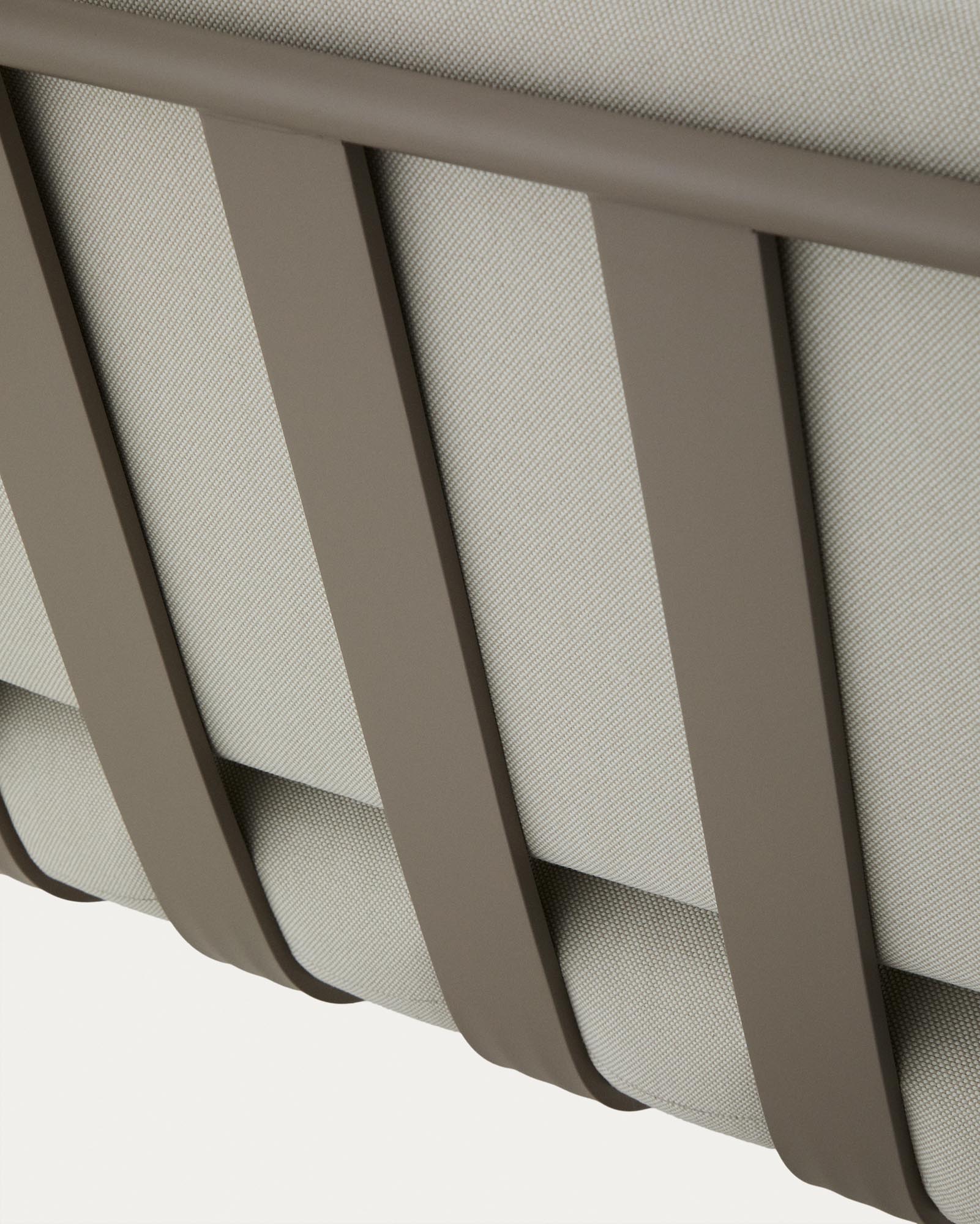 Stylisches 3-Sitzer-Outdoor-Sofa Joncols in taupe mit beigen Kissen, ideal für gemütliche Momente im Garten oder auf der Terrasse.