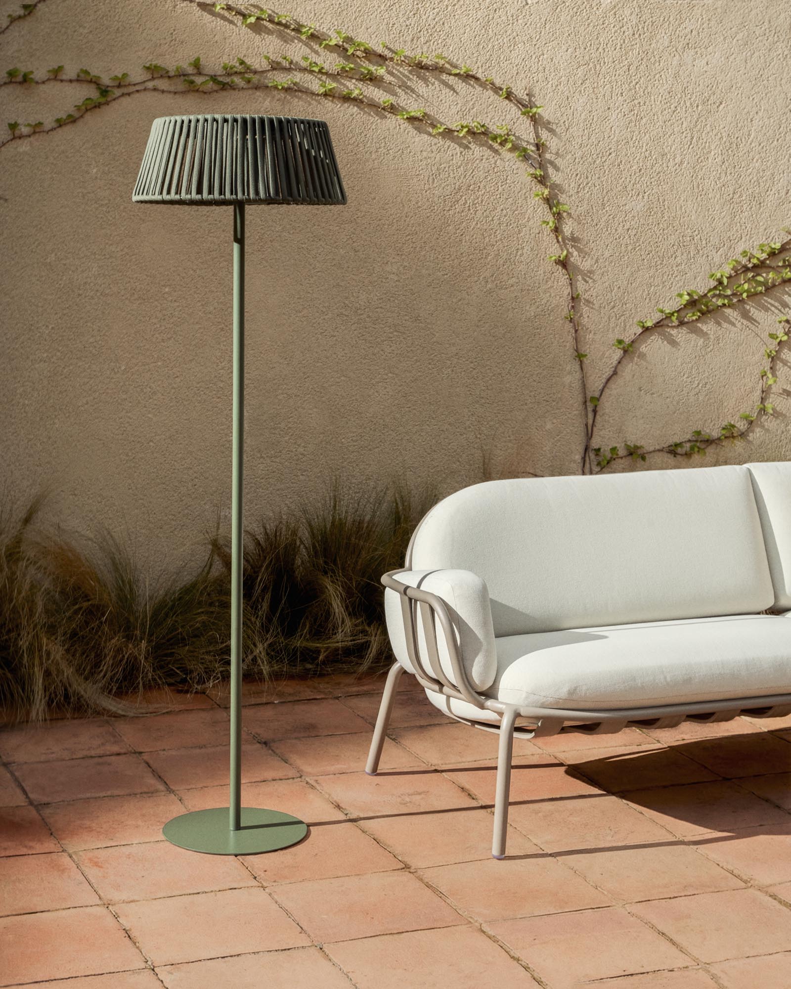 Elegantes 3-Sitzer-Outdoor-Sofa Joncols in taupe mit beigen Kissen, ideal für stilvolle Lounges im Freien.